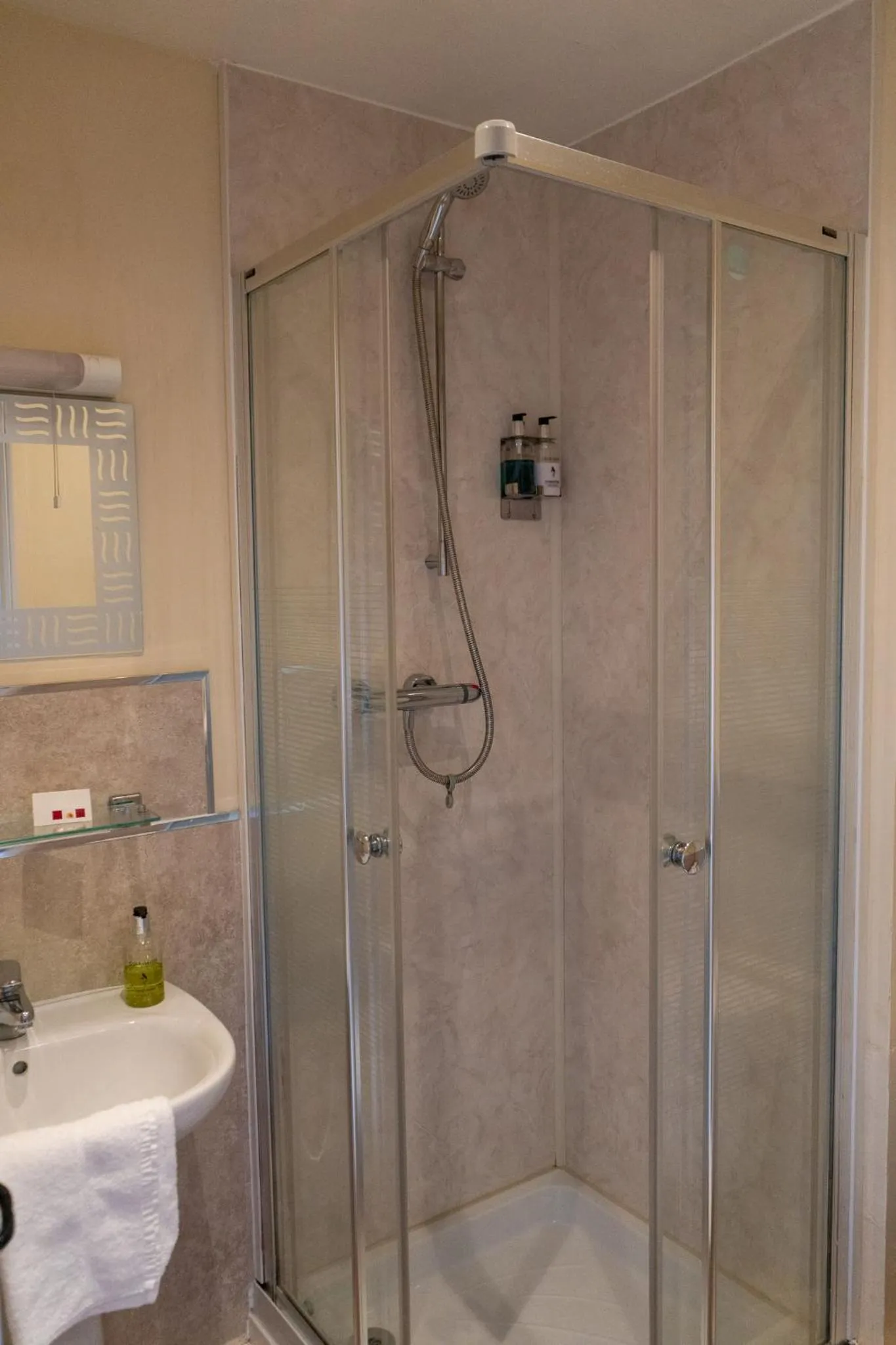 Shower in The Kings Head Hotel