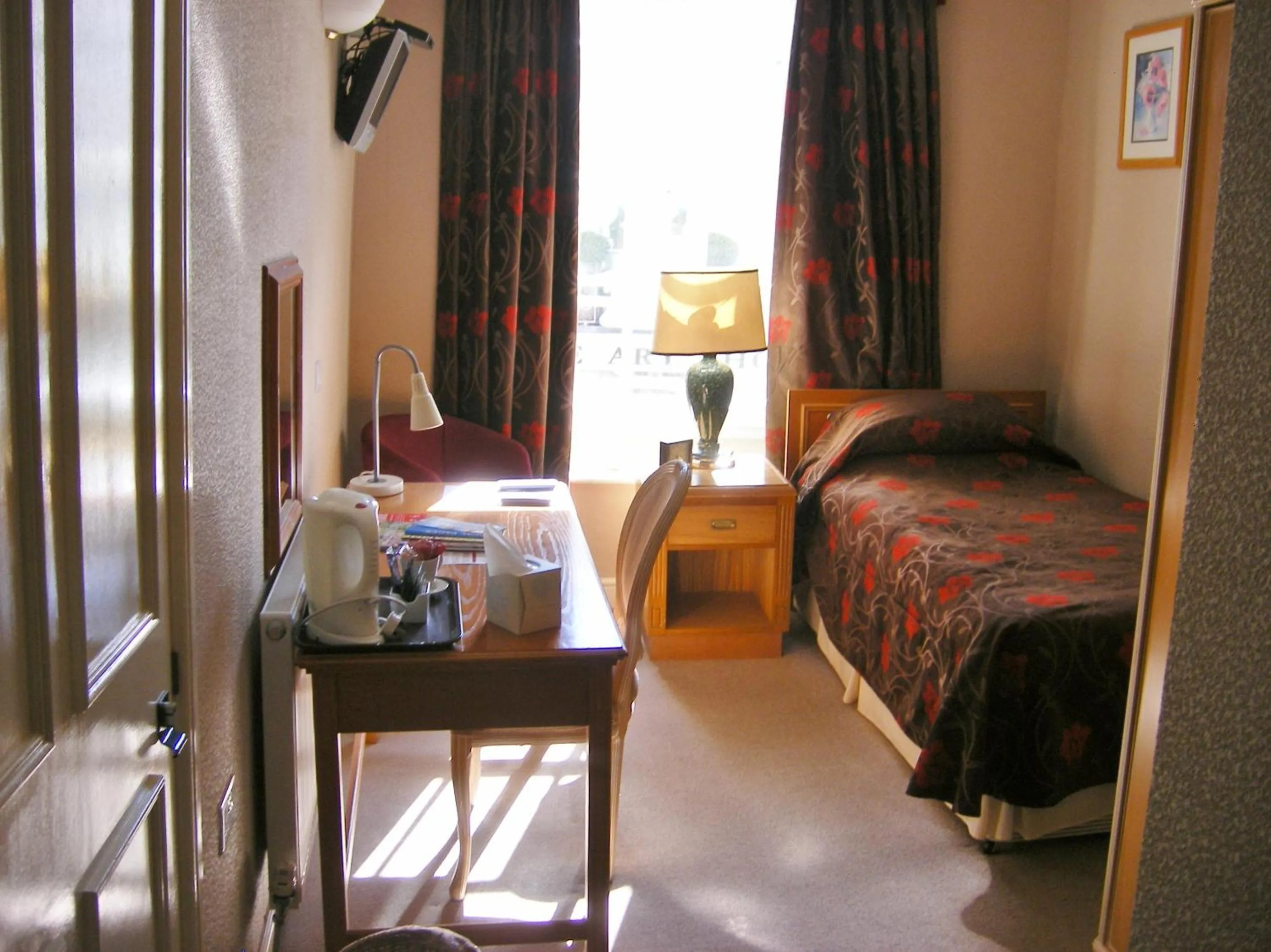 Photo of the whole room, Bed in The Kings Head Hotel
