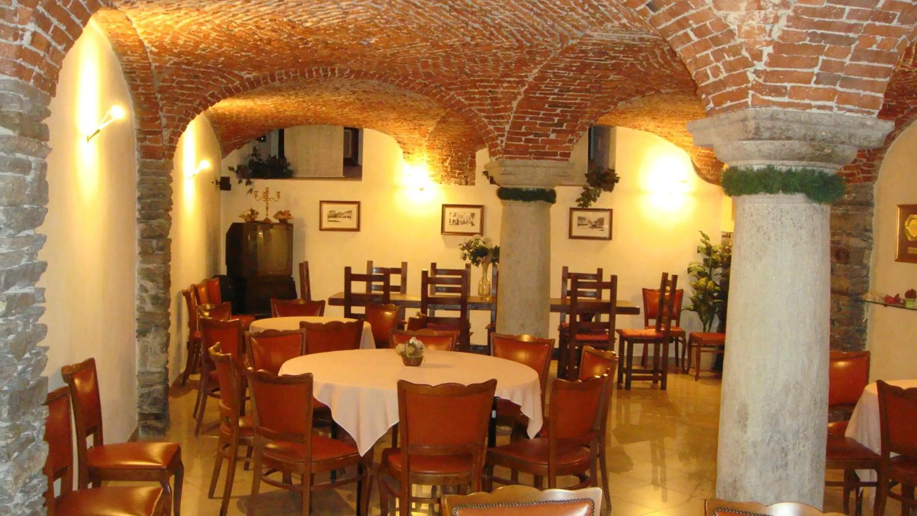 Restaurant/places to eat in Albergo Corona