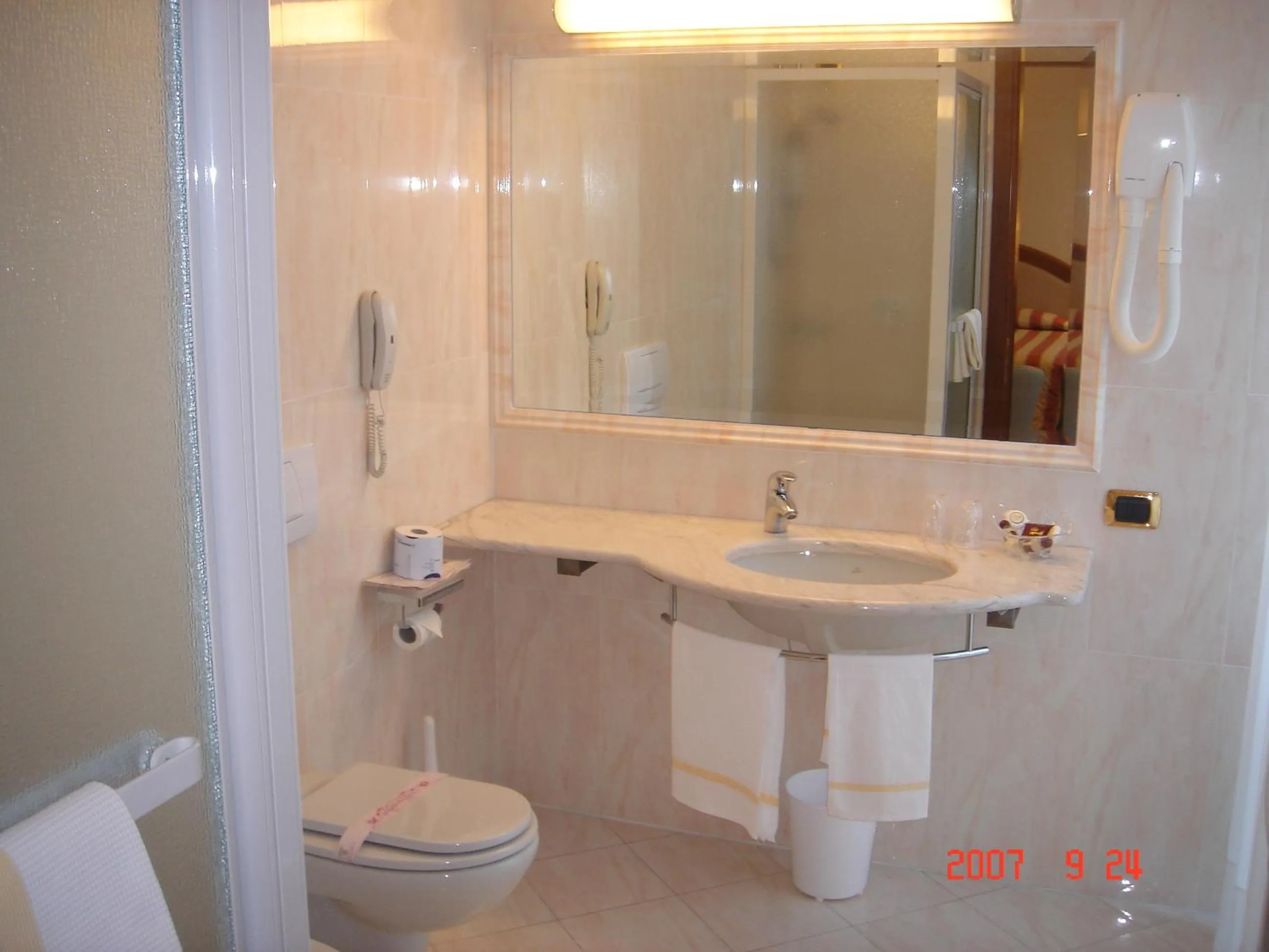 Bathroom in Albergo Corona