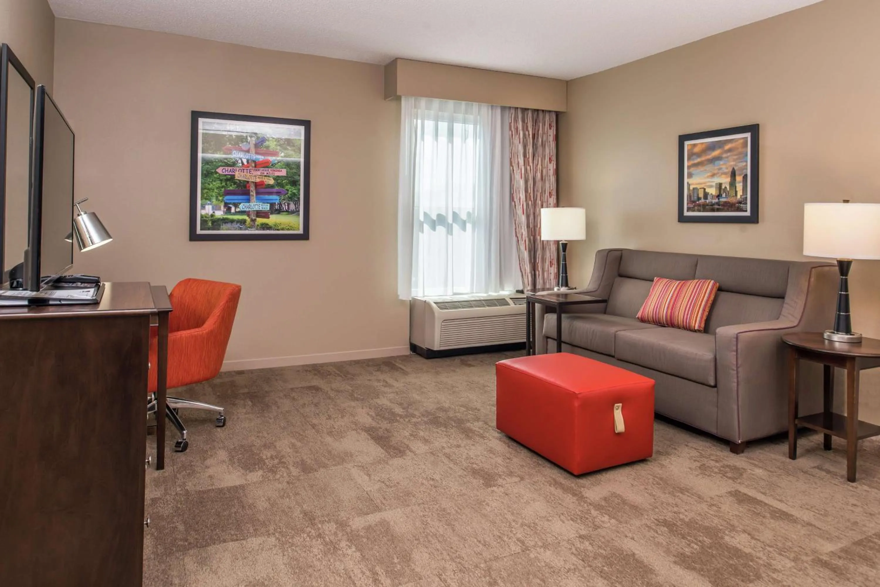 Living room in Hampton Inn & Suites Charlotte Arrowood Rd
