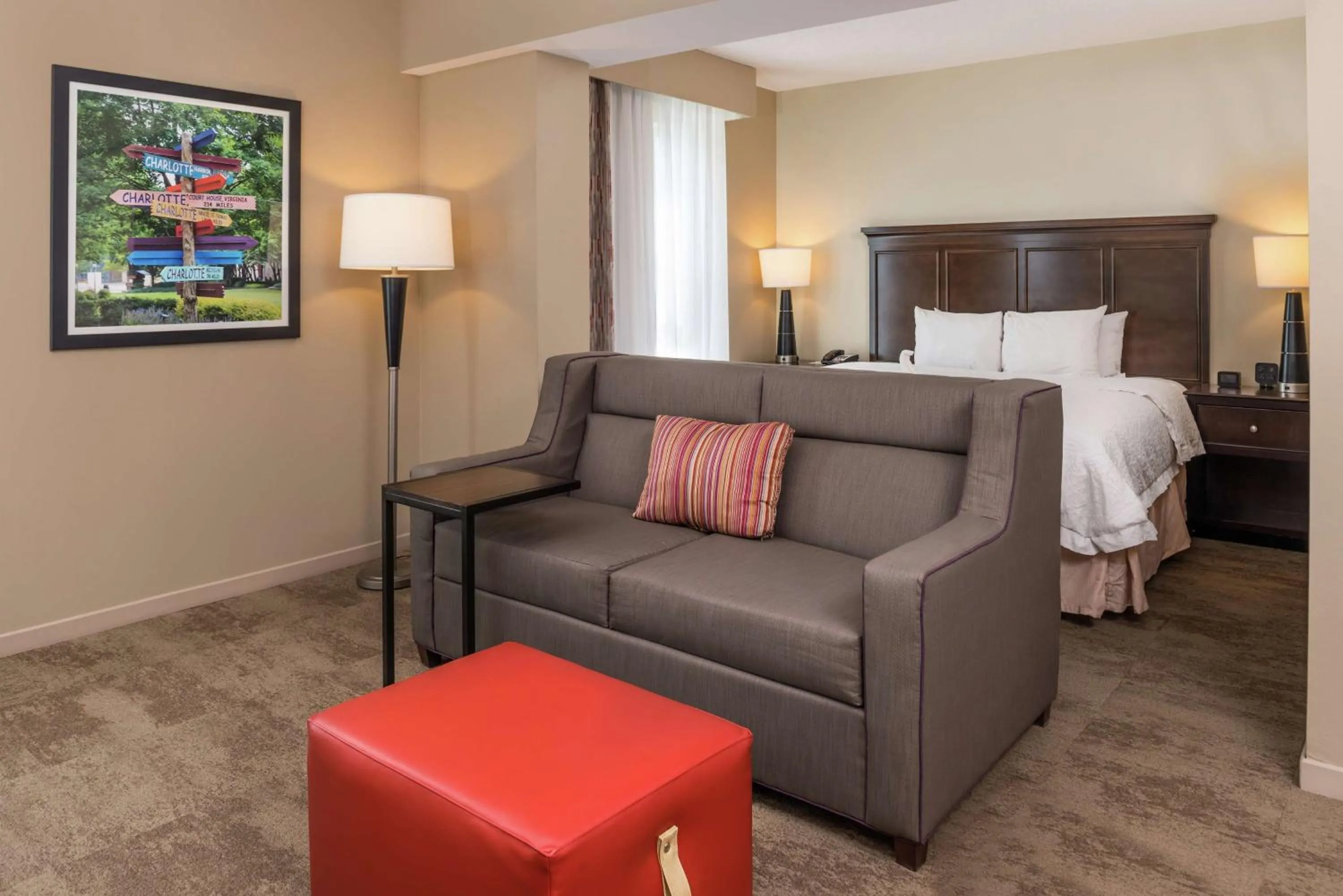 Living room, Bed in Hampton Inn & Suites Charlotte Arrowood Rd