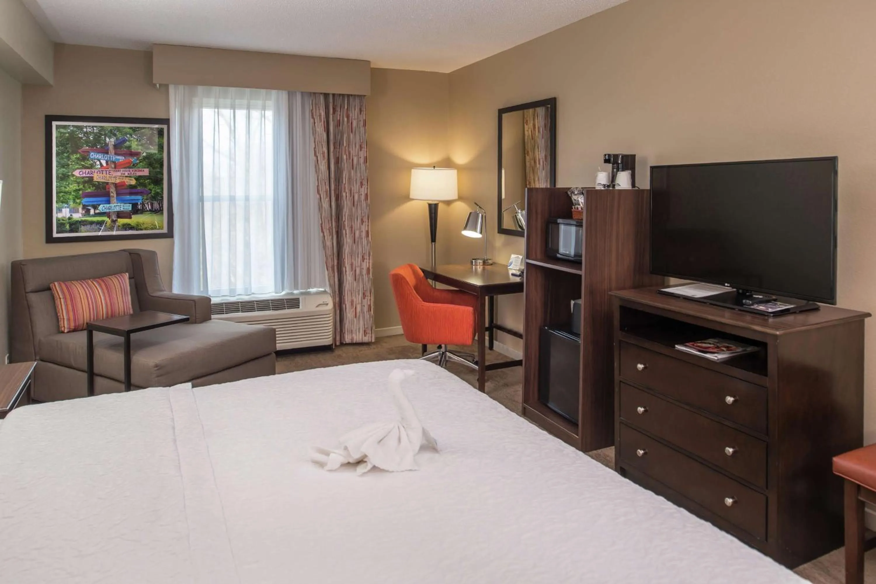 Bedroom, Bed in Hampton Inn & Suites Charlotte Arrowood Rd