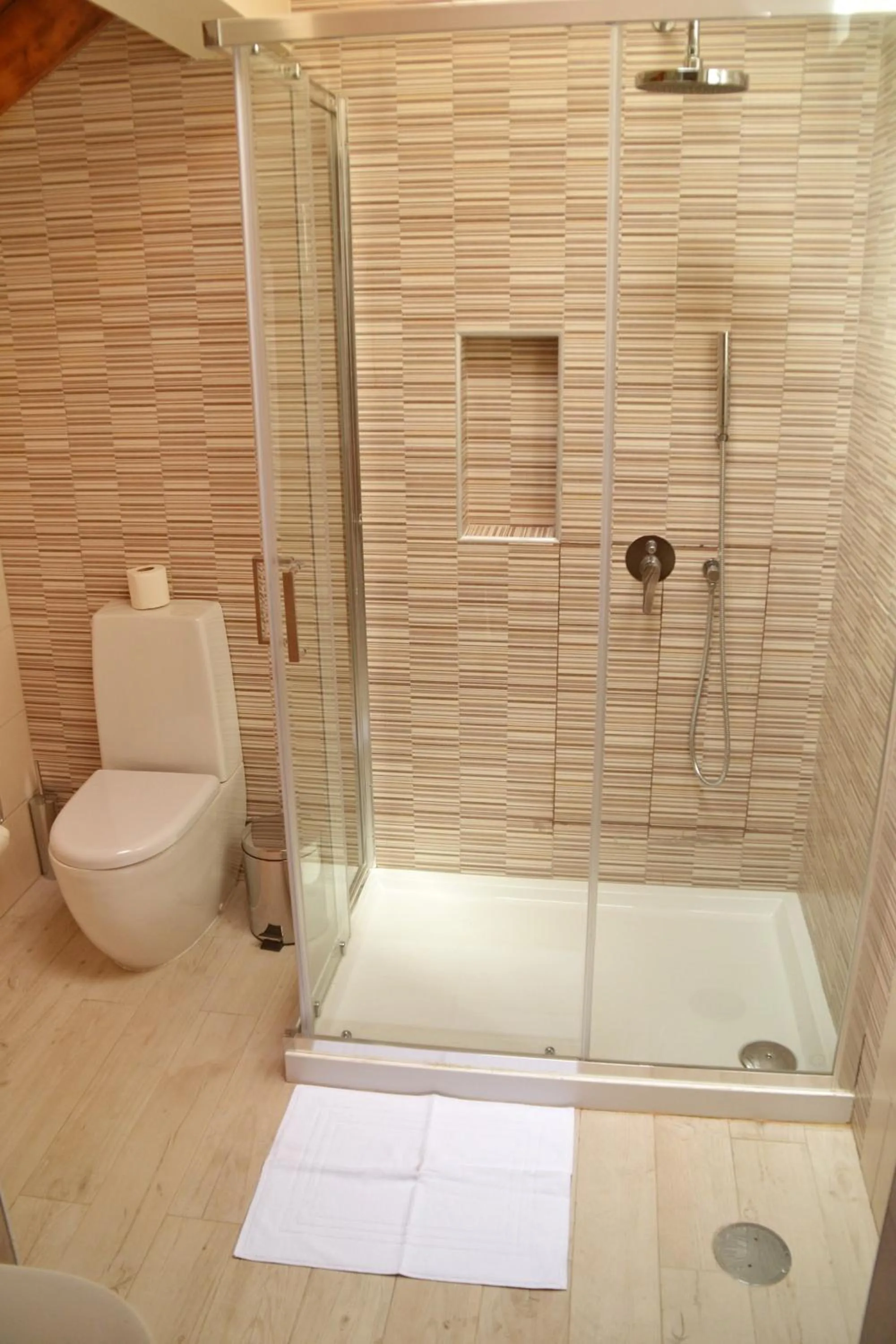 Shower in Ouril Hotel Julia