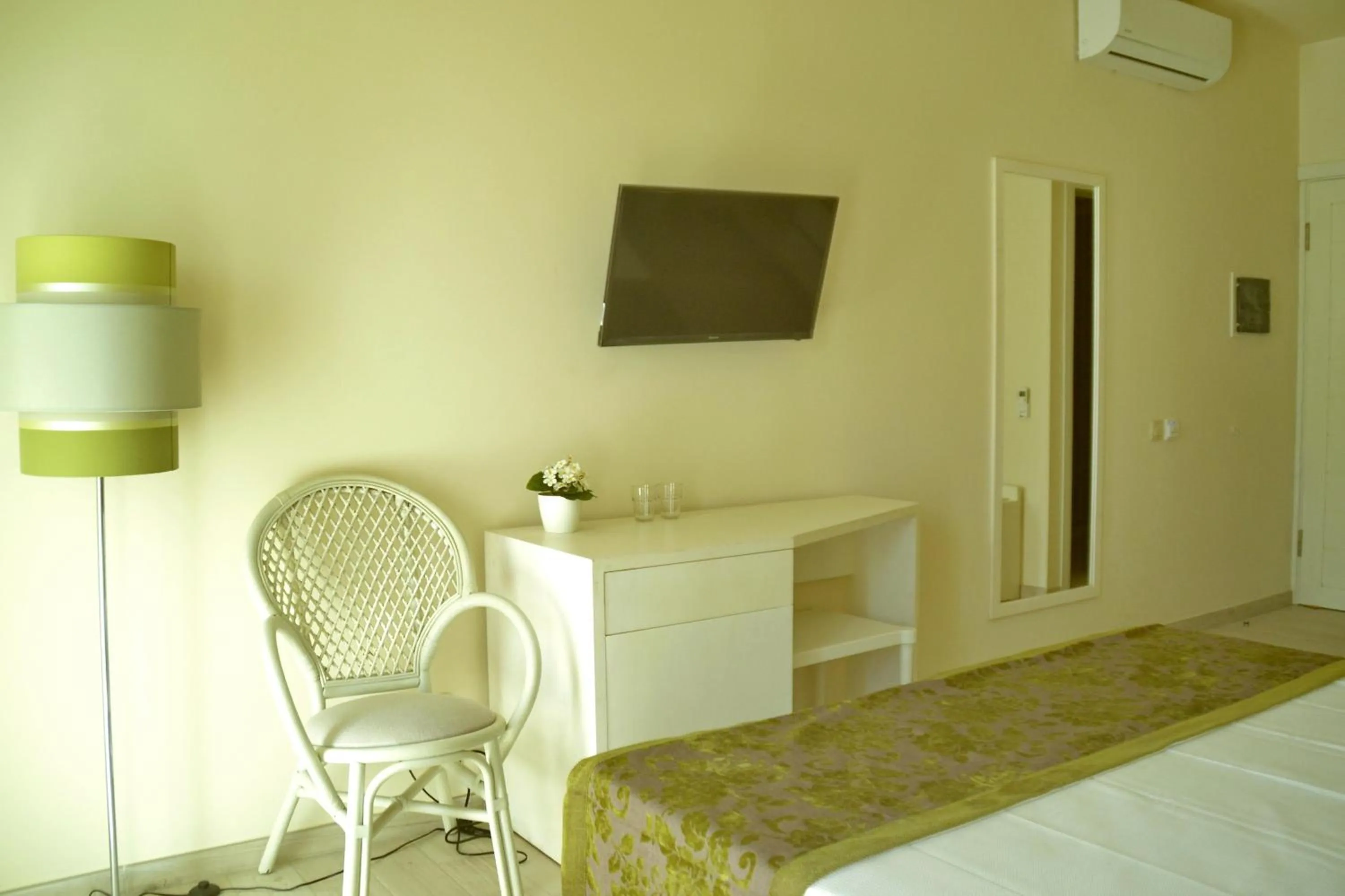 TV and multimedia, Bed in Ouril Hotel Julia