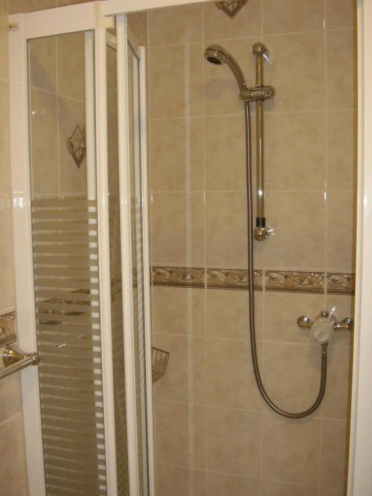 Shower in PK Lodge Bed and breakfast