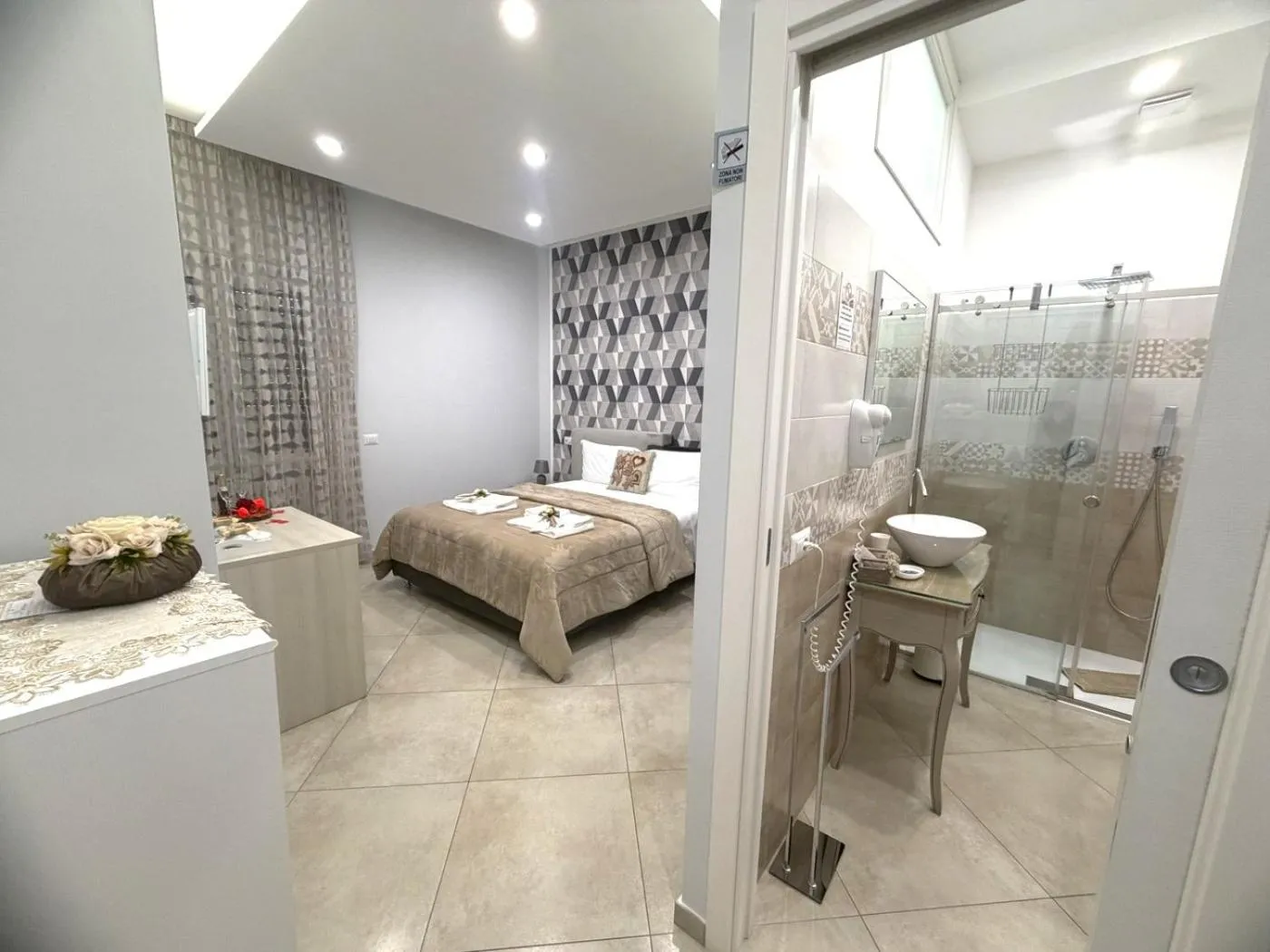 Shower, Bed in B&B Pompei Olympus