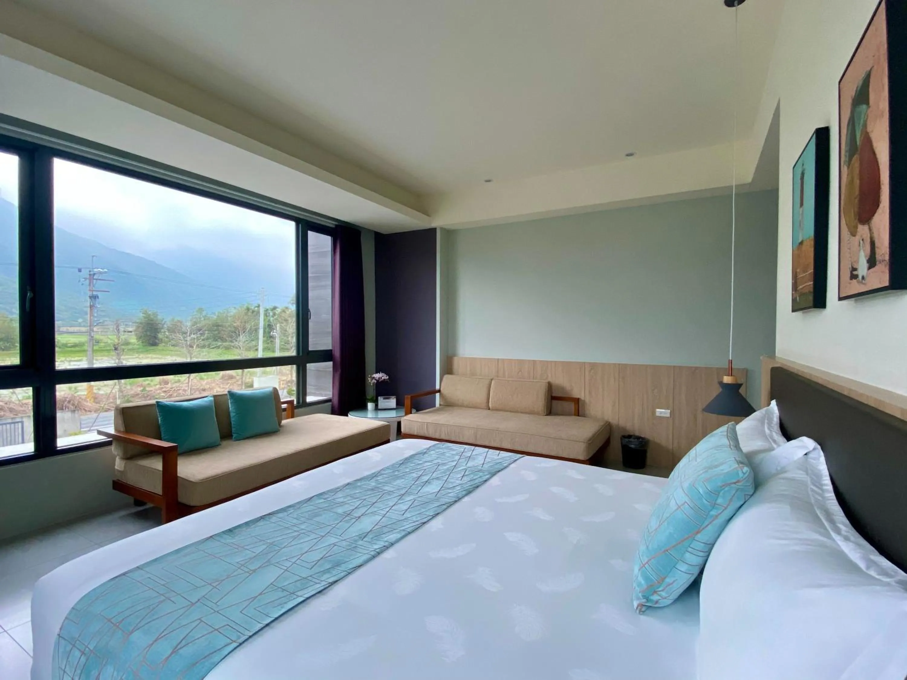 Bed in Follow the Cloud B&B