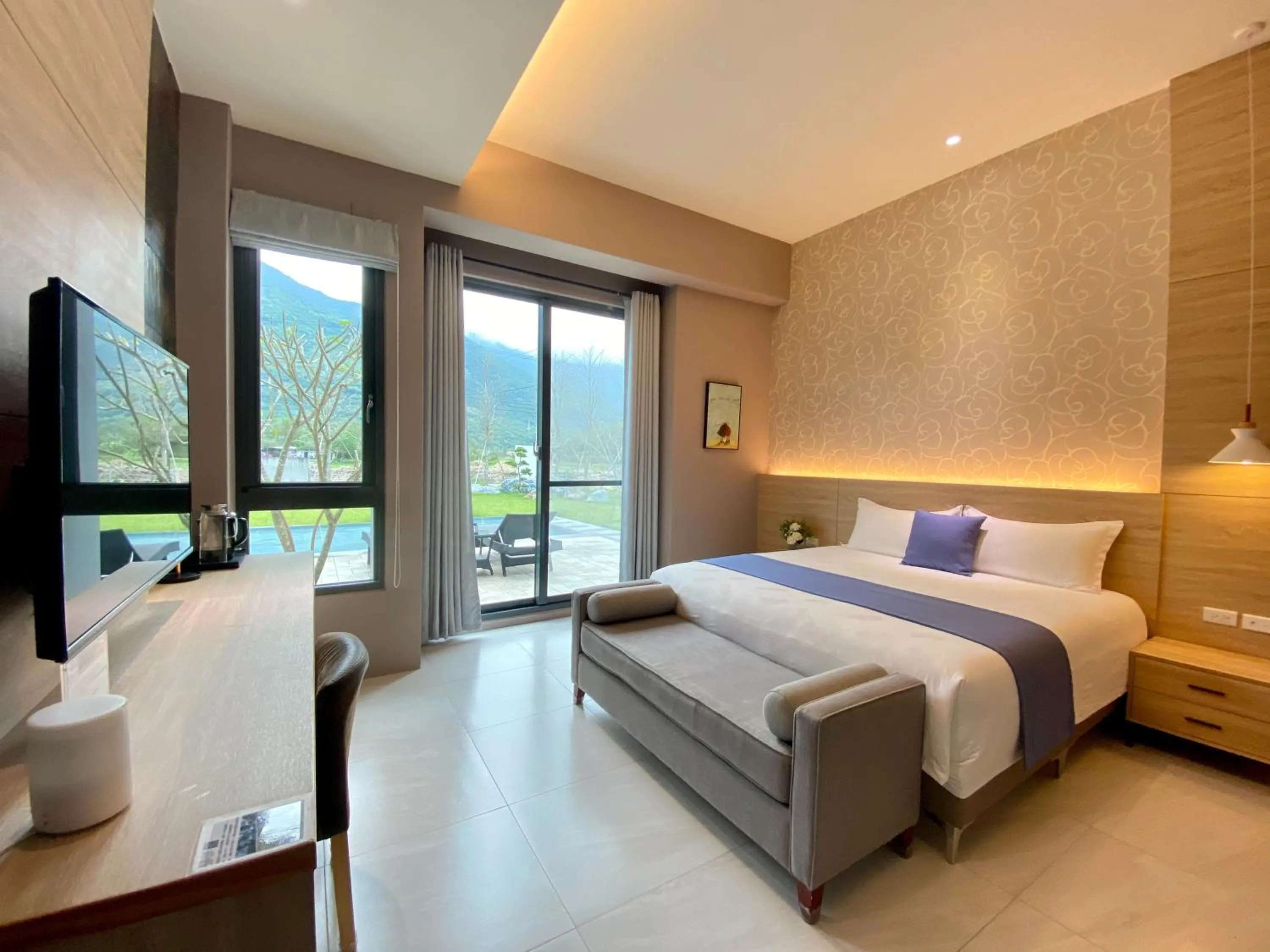 Bed in Follow the Cloud B&B