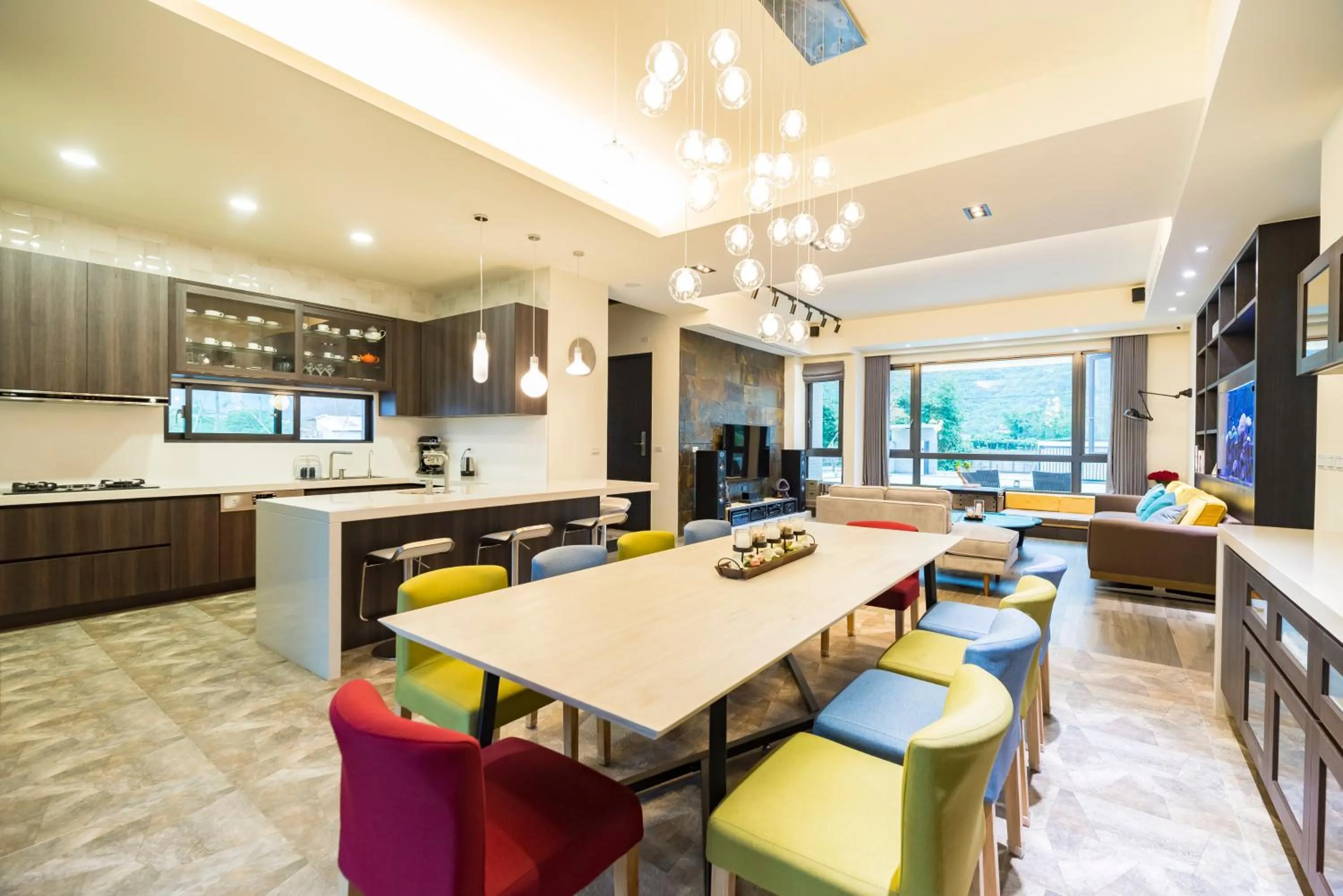 Communal lounge/ TV room in Follow the Cloud B&B