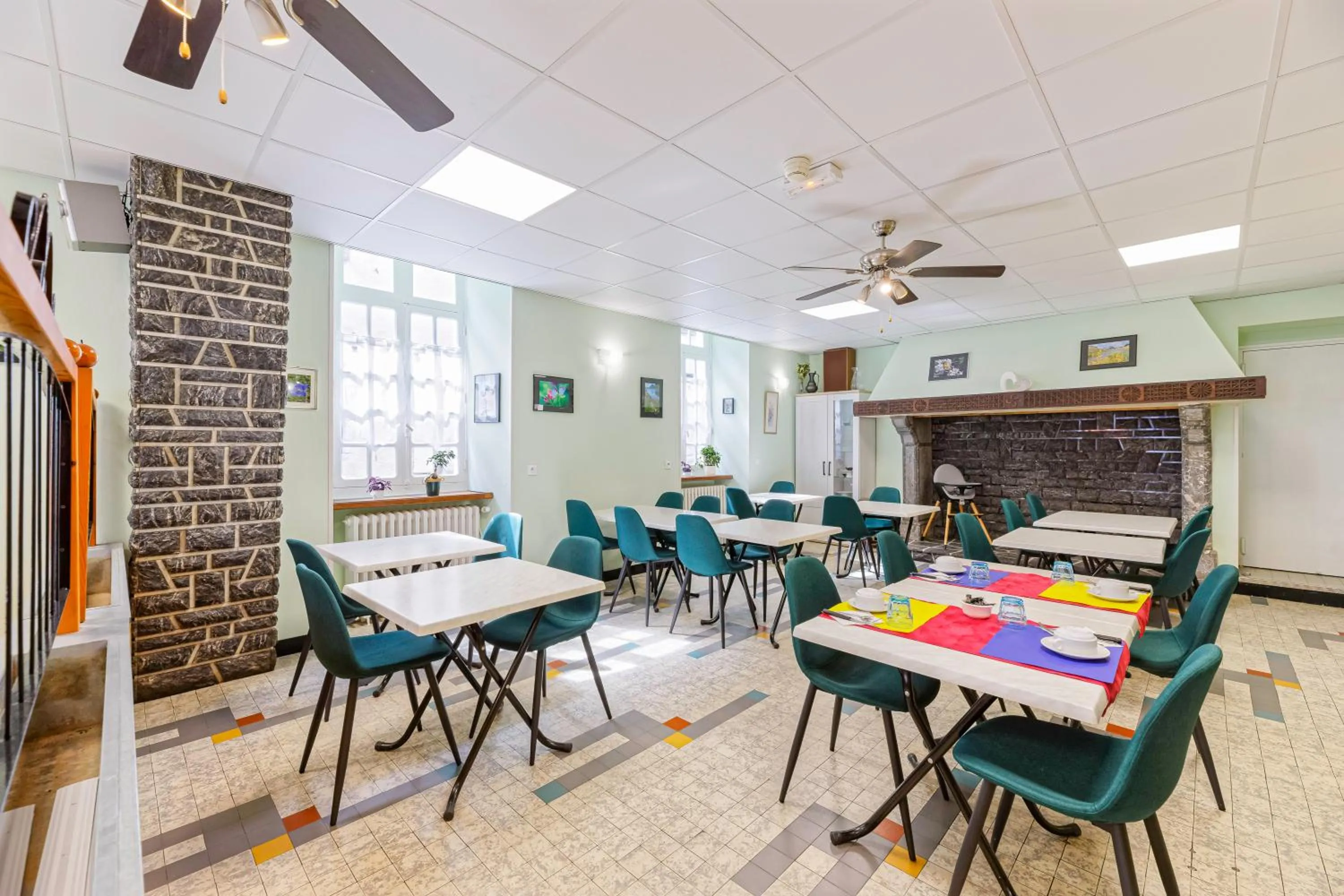 Breakfast in Logis Hôtel de France