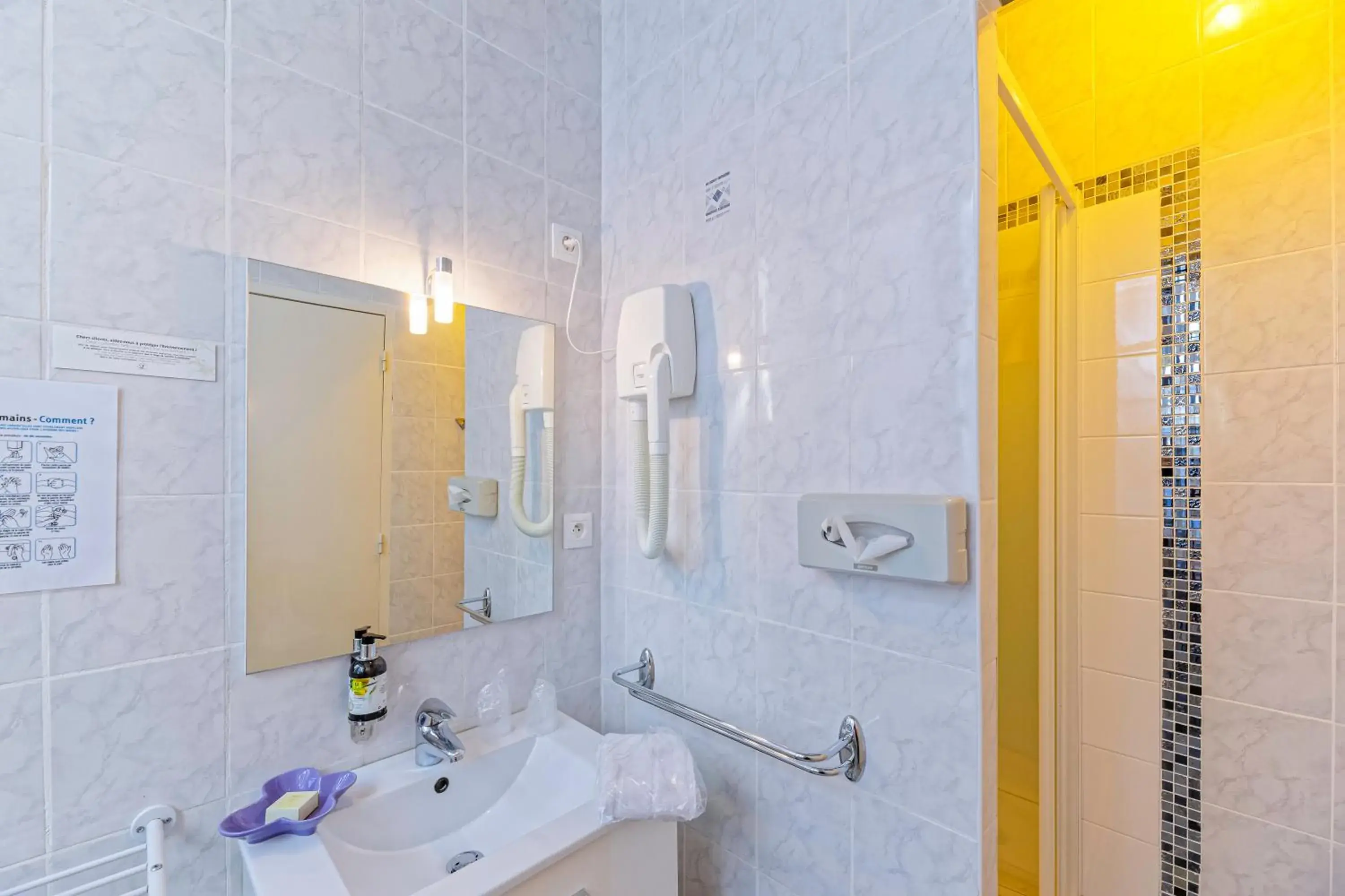 Single Room in Logis Hôtel de France Single Room in Logis Hôtel de France