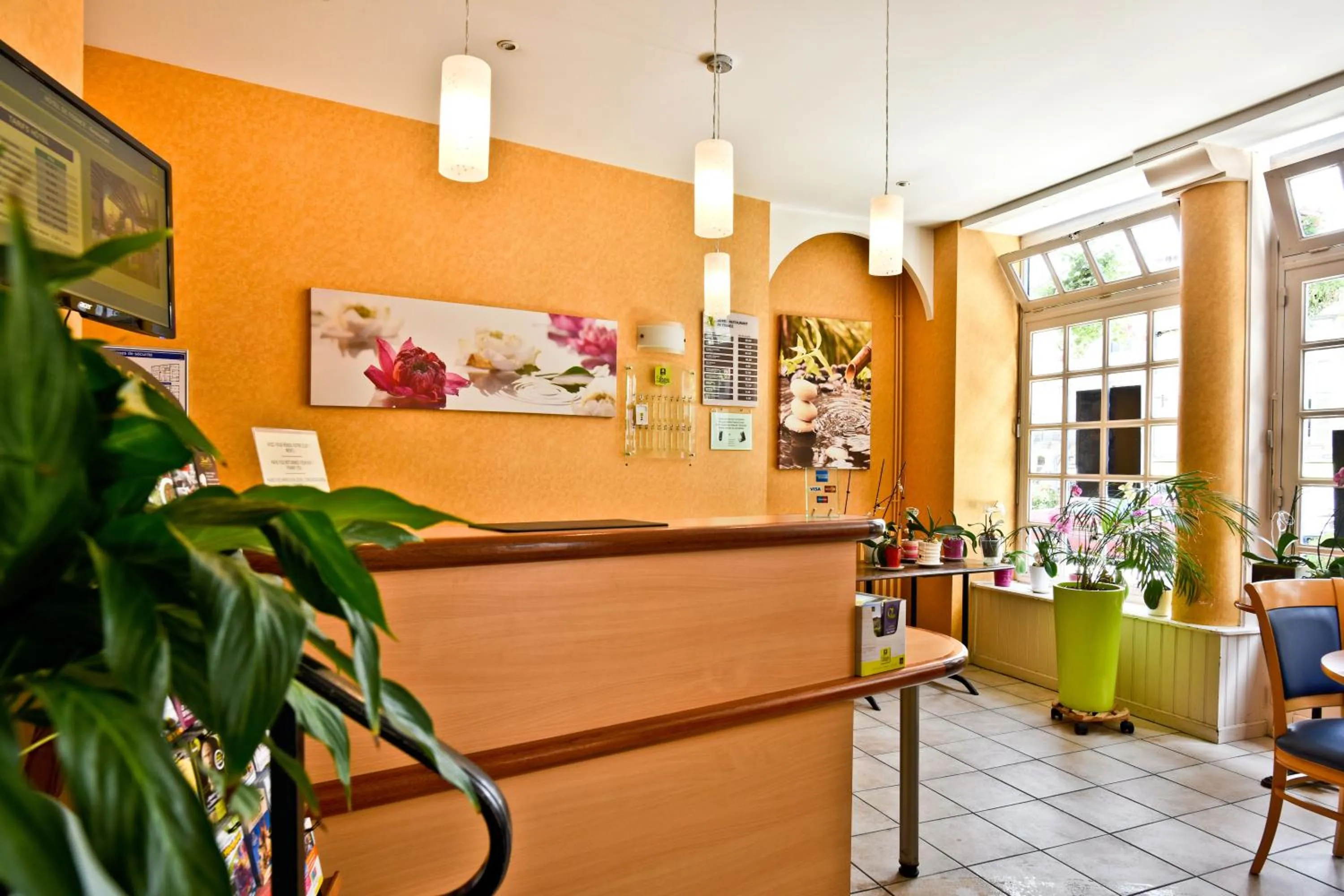 Lobby or reception in Logis Hôtel de France
