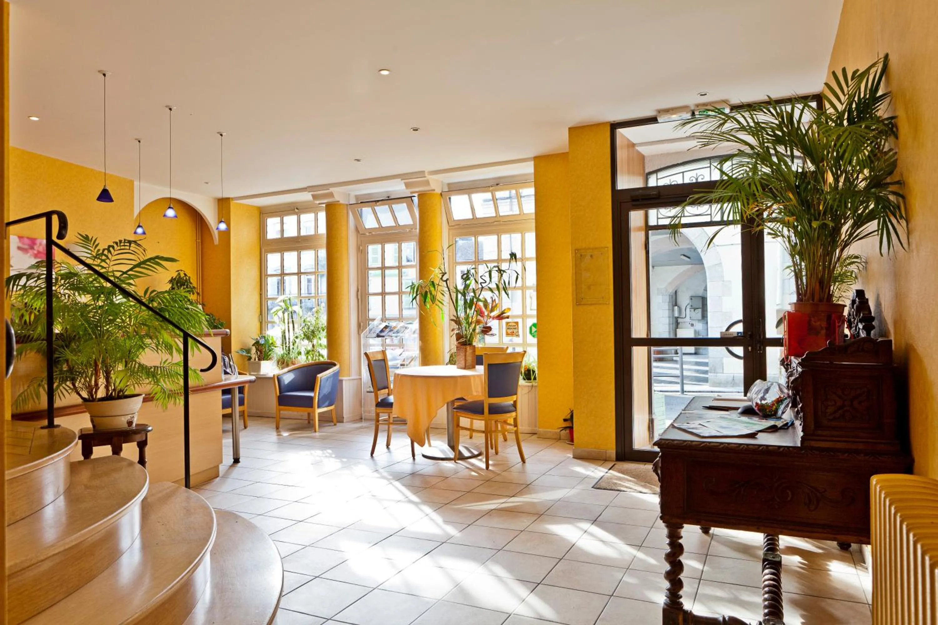 Lobby or reception in Logis Hôtel de France