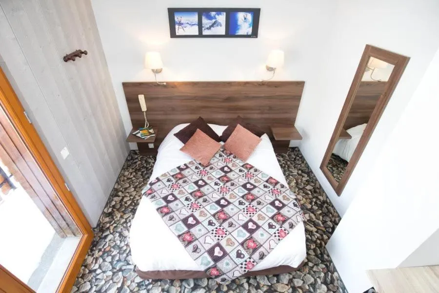 Bed in ALPINA LODGE VANOISE ex hotel du soleil