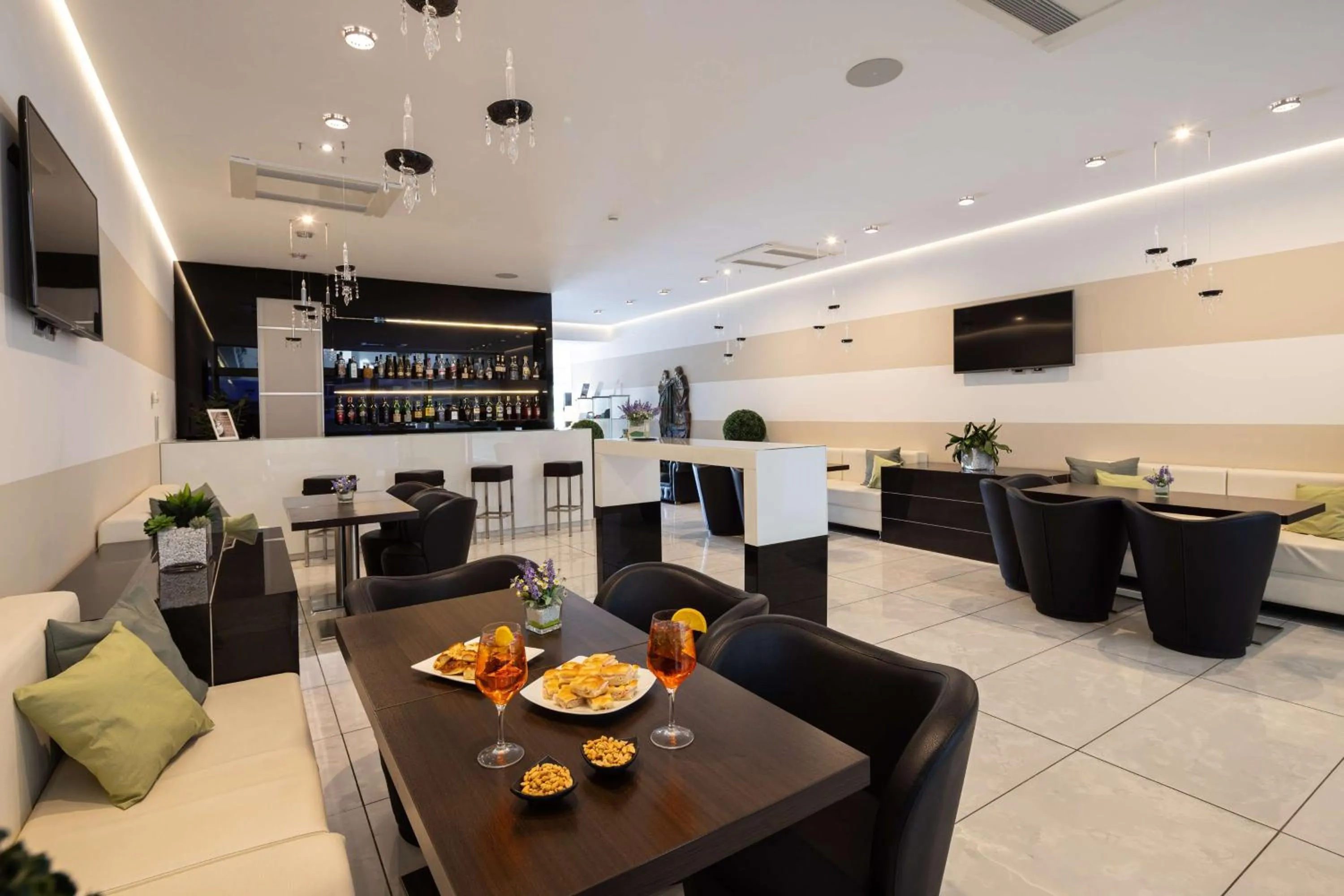Lounge or bar in Best Western Plus Hotel Modena Resort