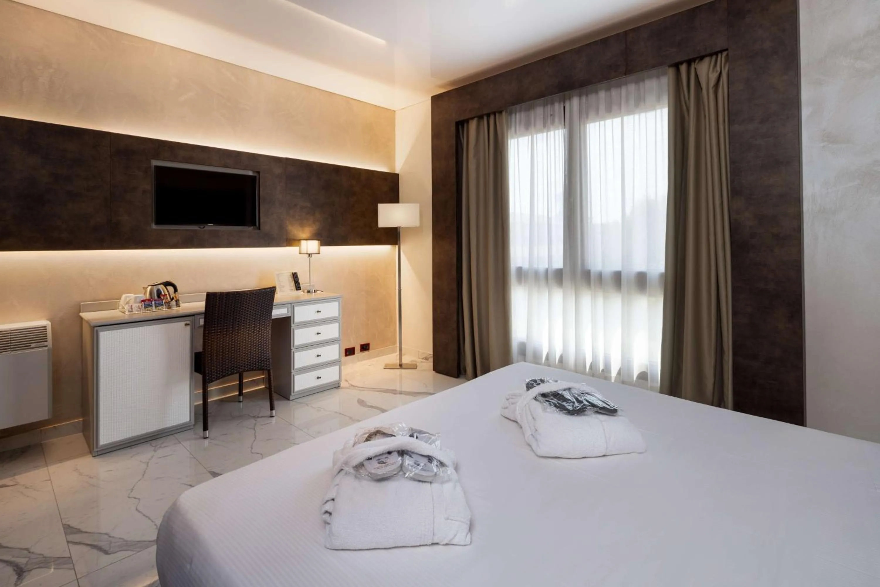 View (from property/room), Bed in Best Western Plus Hotel Modena Resort