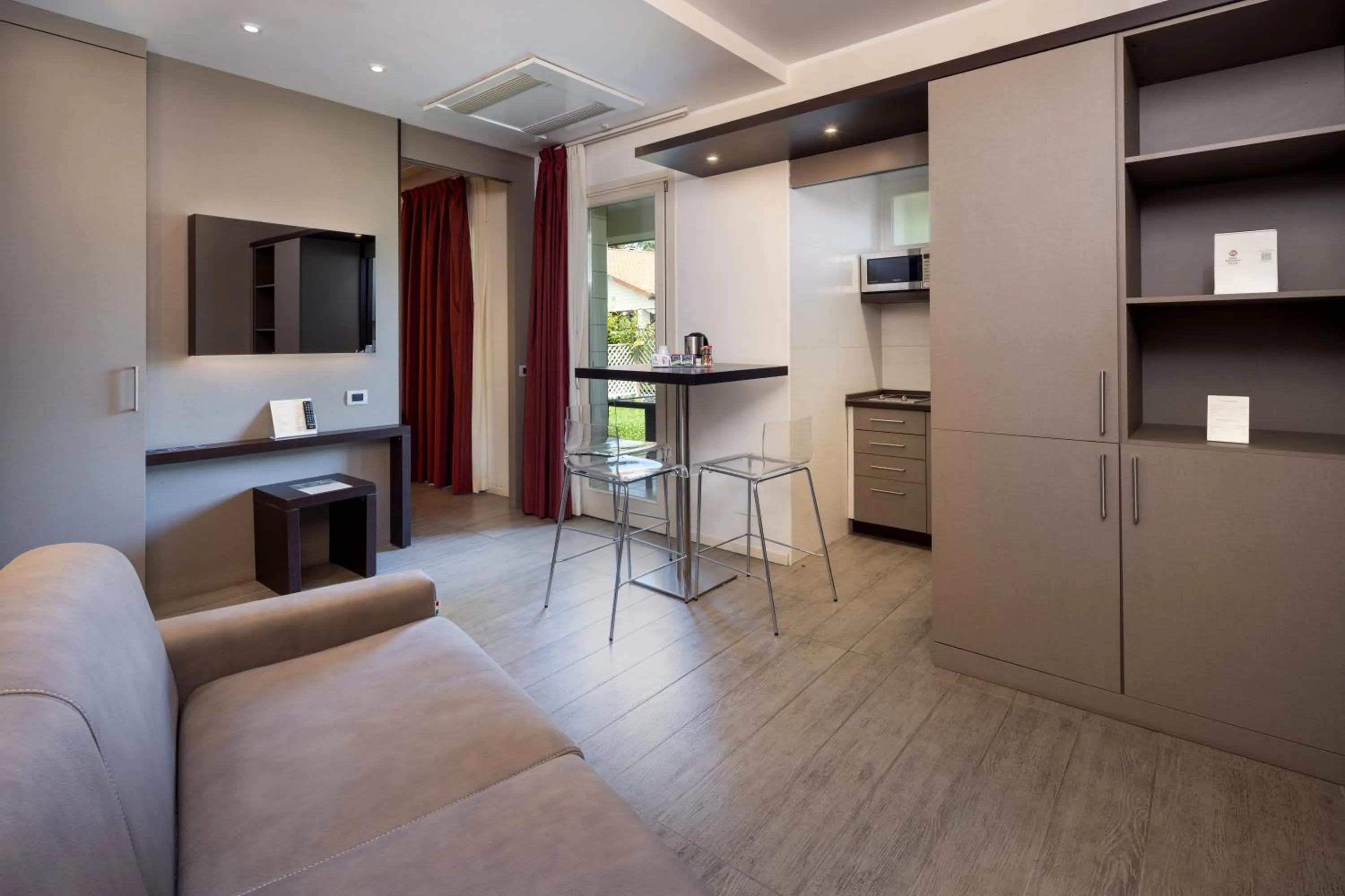 Seating area in Best Western Plus Hotel Modena Resort