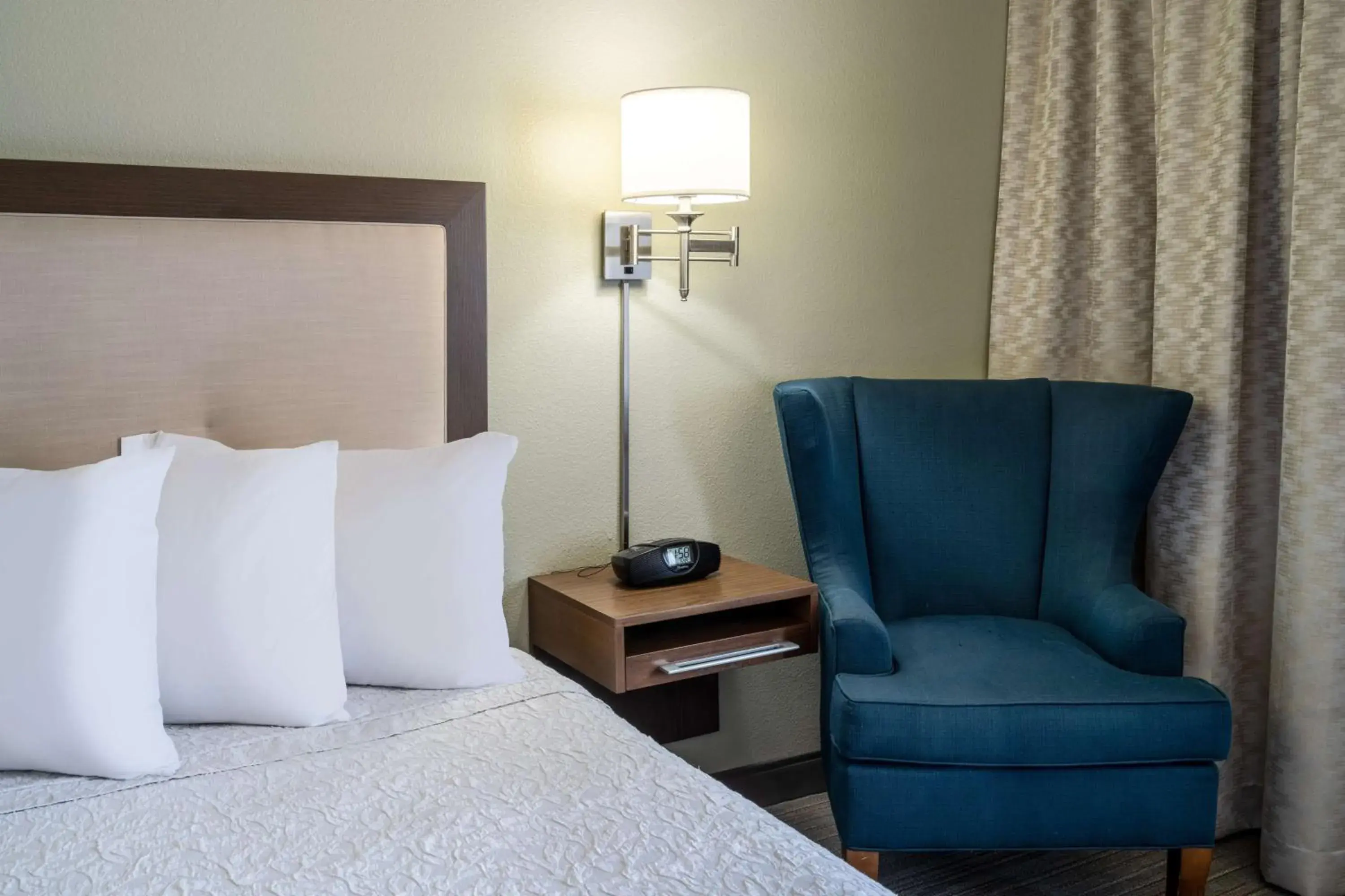 King Room with Roll-In Shower - Disability Access in Hampton Inn by Hilton Irvine East - Lake Forest King Room with Roll-In Shower - Disability Access in Hampton Inn by Hilton Irvine East - Lake Forest