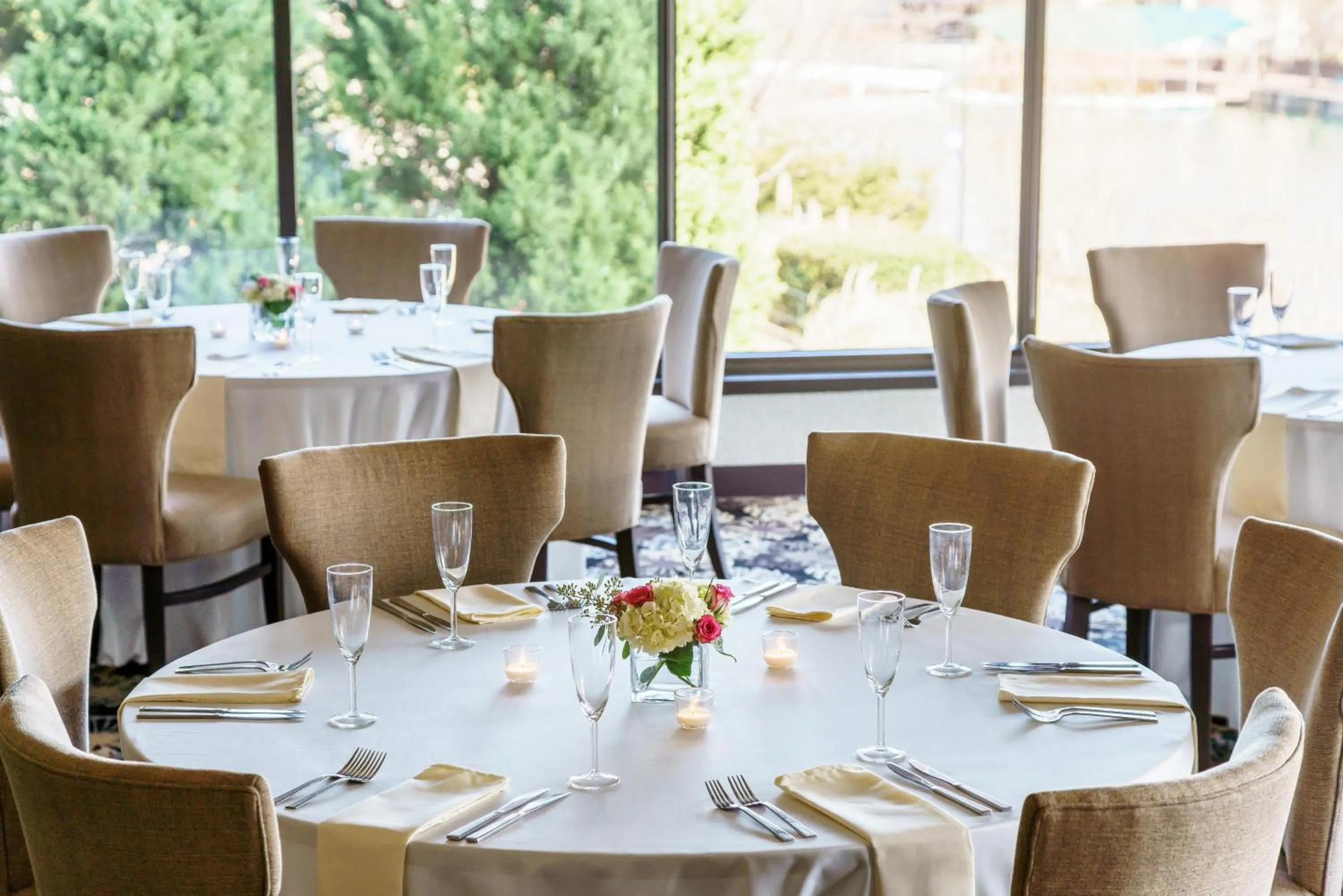 Dining area in Hilton Charlotte University Place