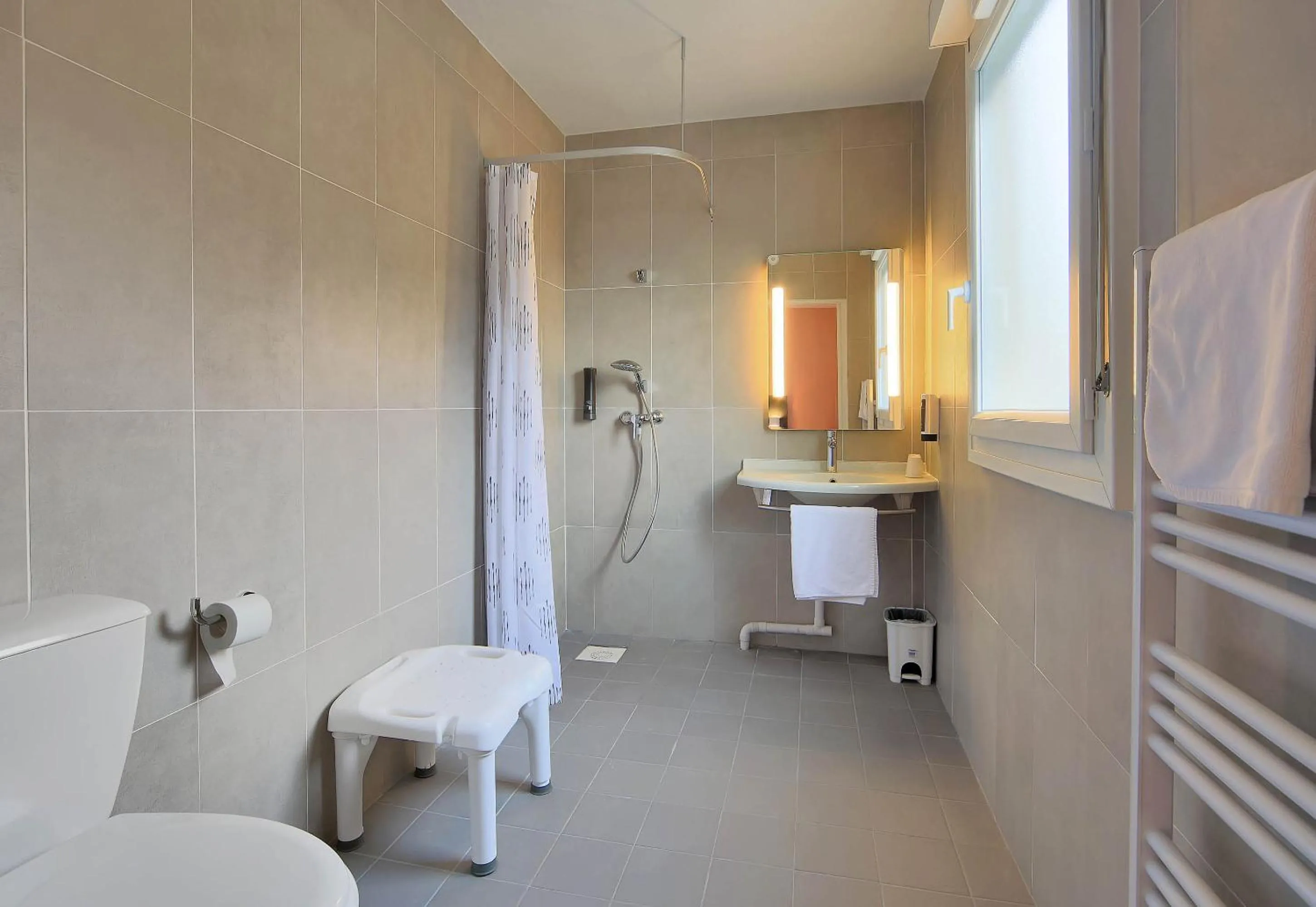 Bathroom in B&B HOTEL Le Tréport Friville