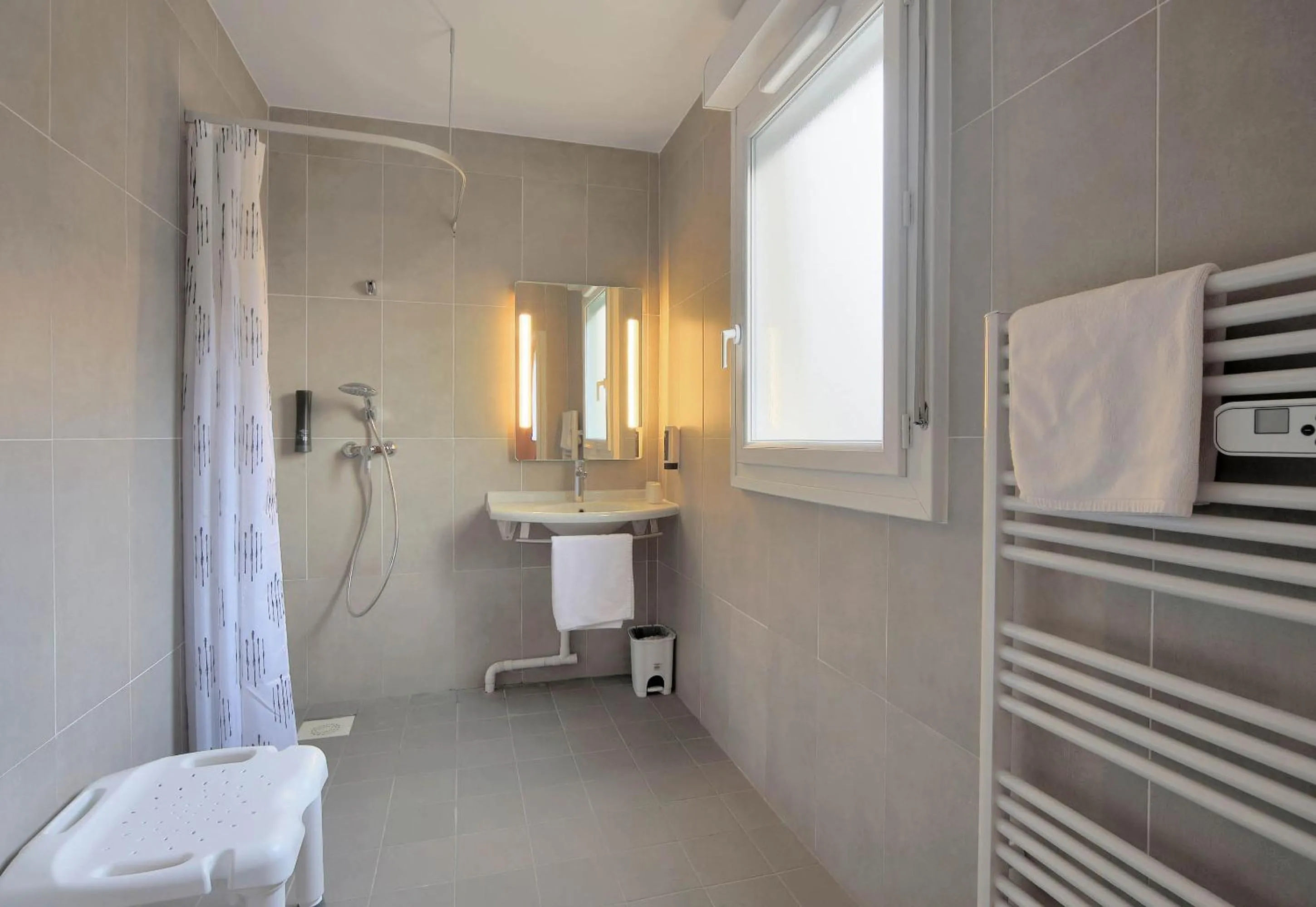 Bathroom in B&B HOTEL Le Tréport Friville