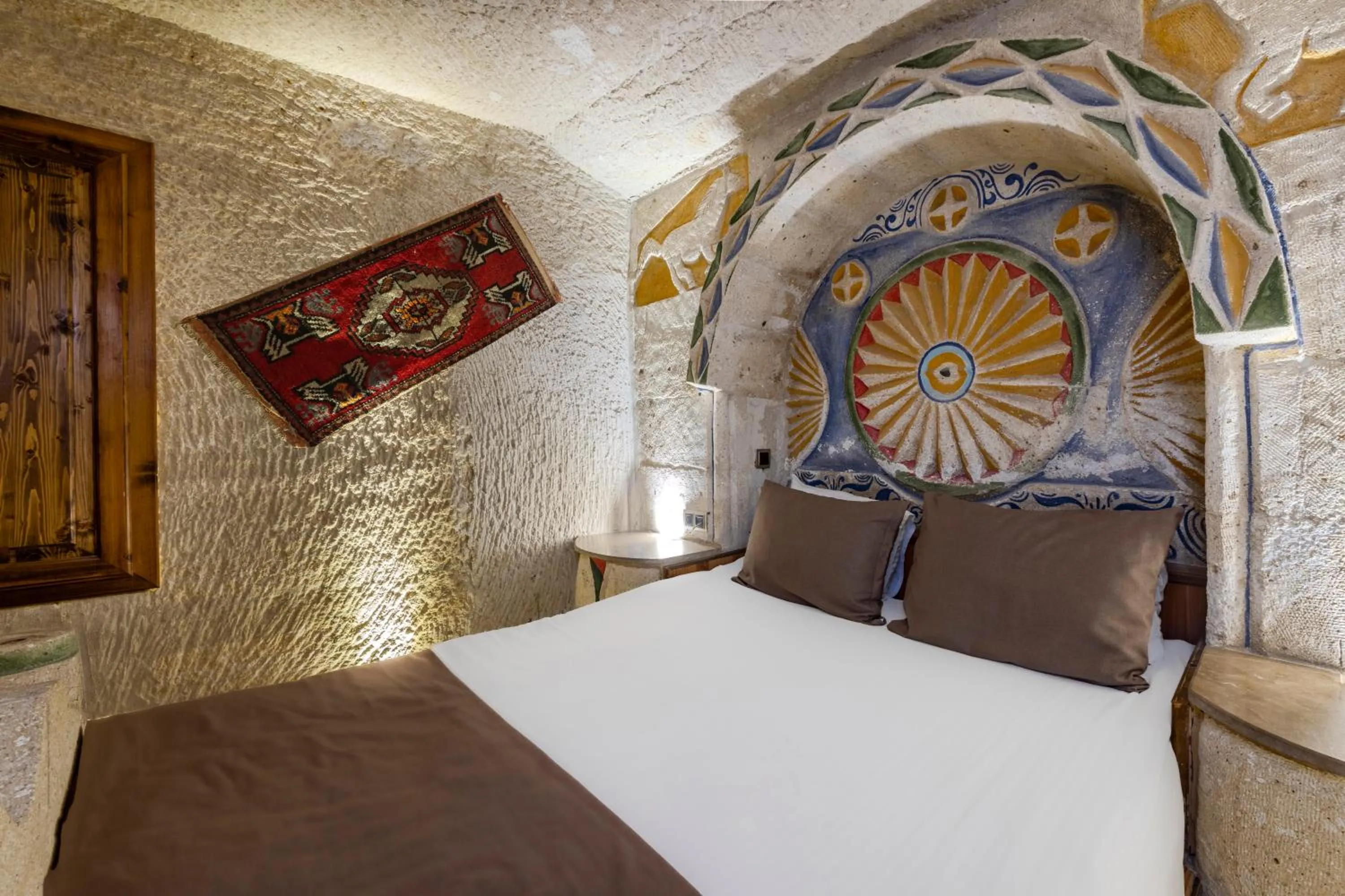 Bed in Kayatas Cave Suites