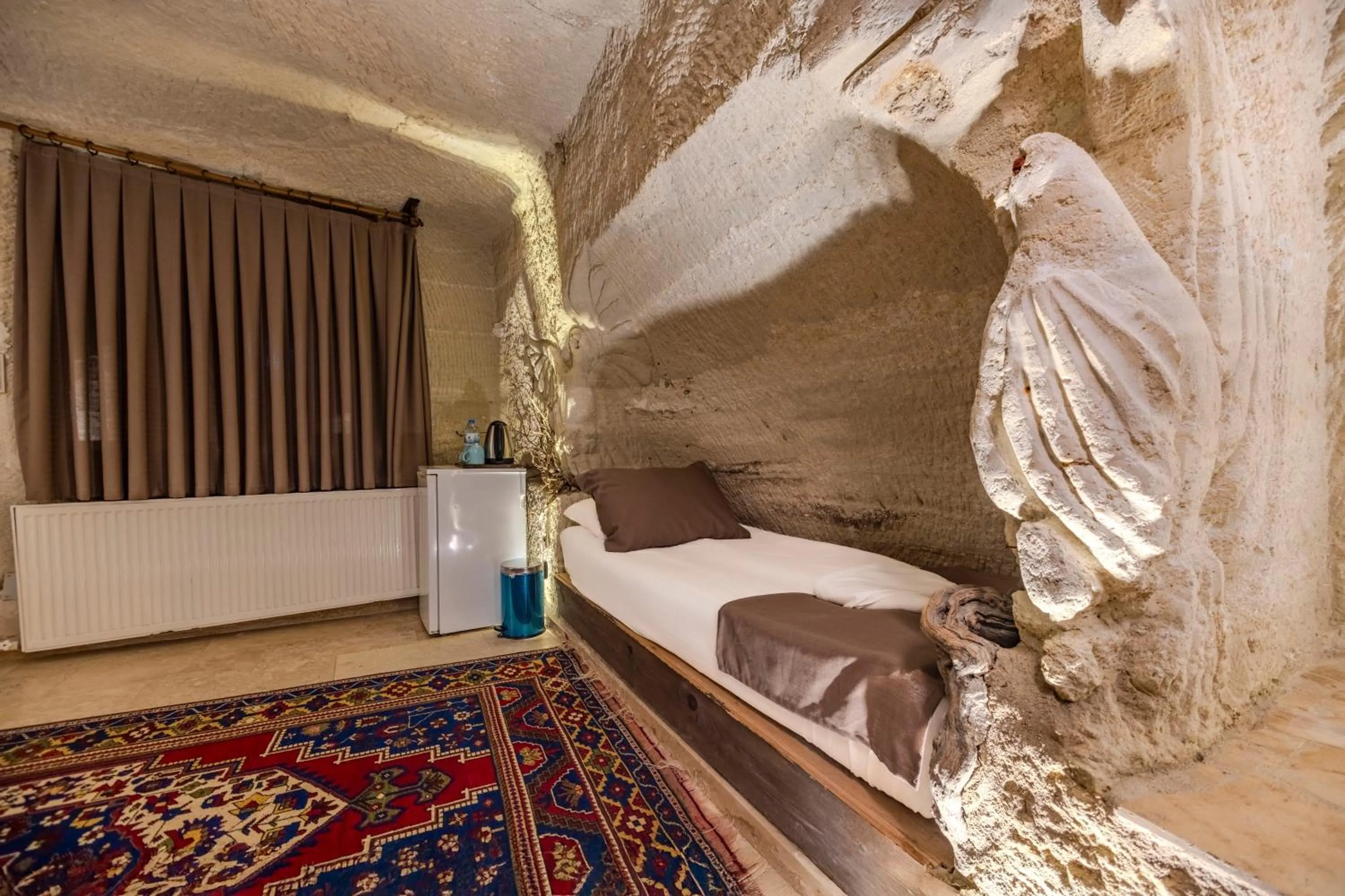 Landmark view, Bed in Kayatas Cave Suites