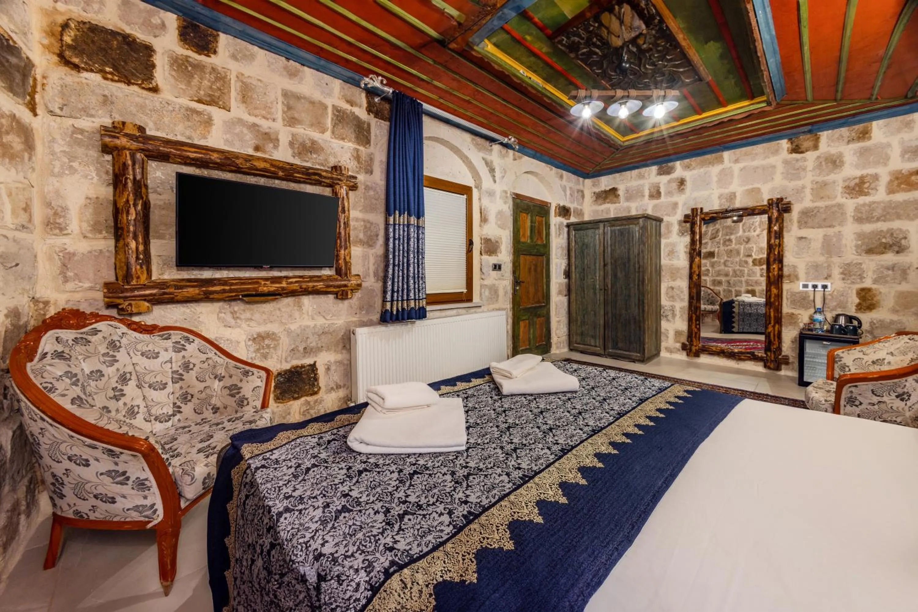 Bed in Kayatas Cave Suites