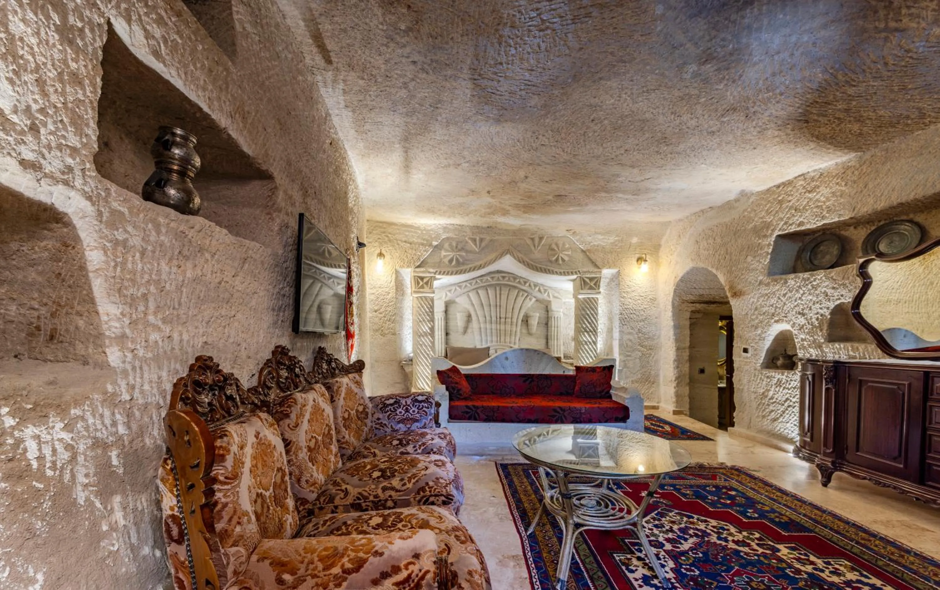 TV and multimedia in Kayatas Cave Suites