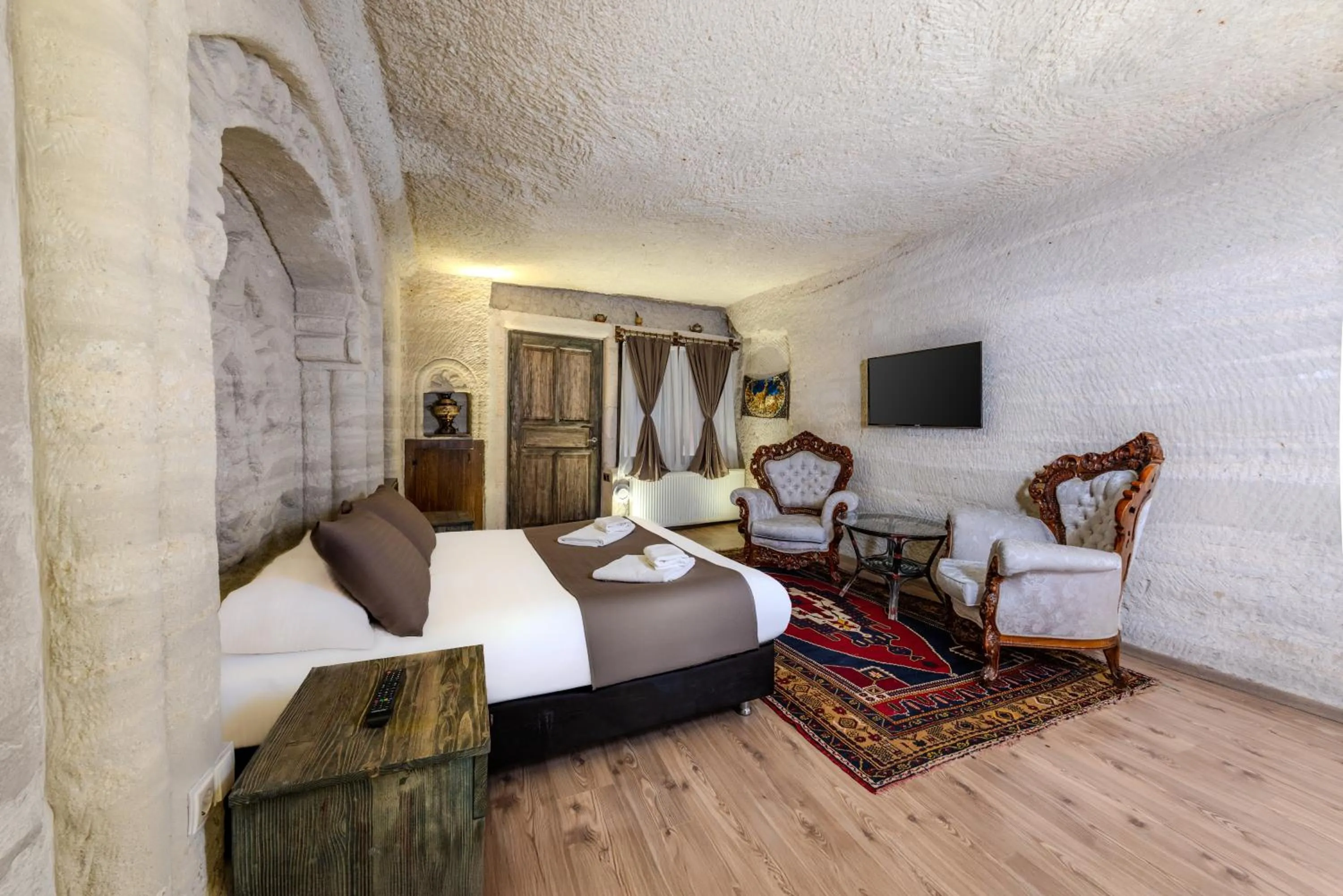 Bed in Kayatas Cave Suites