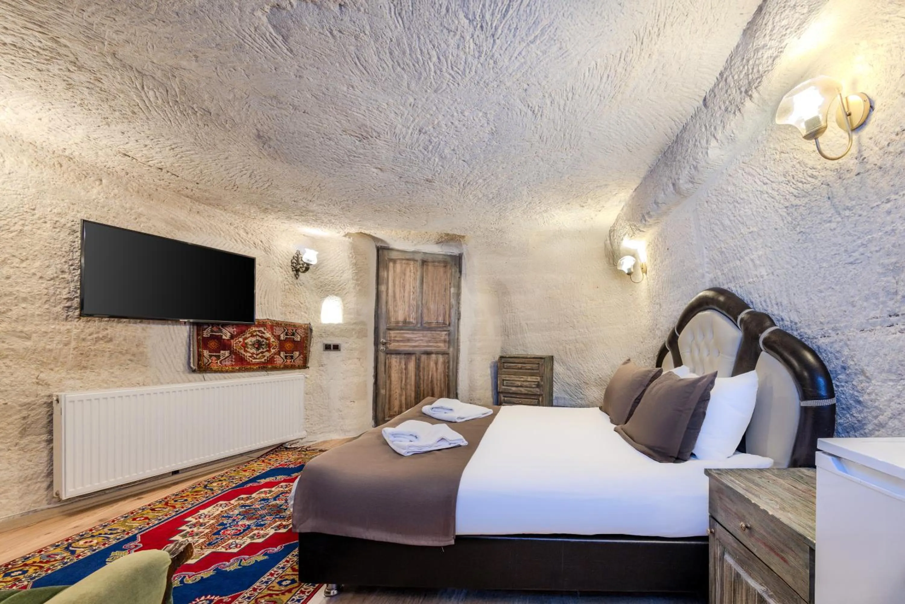 Bed in Kayatas Cave Suites