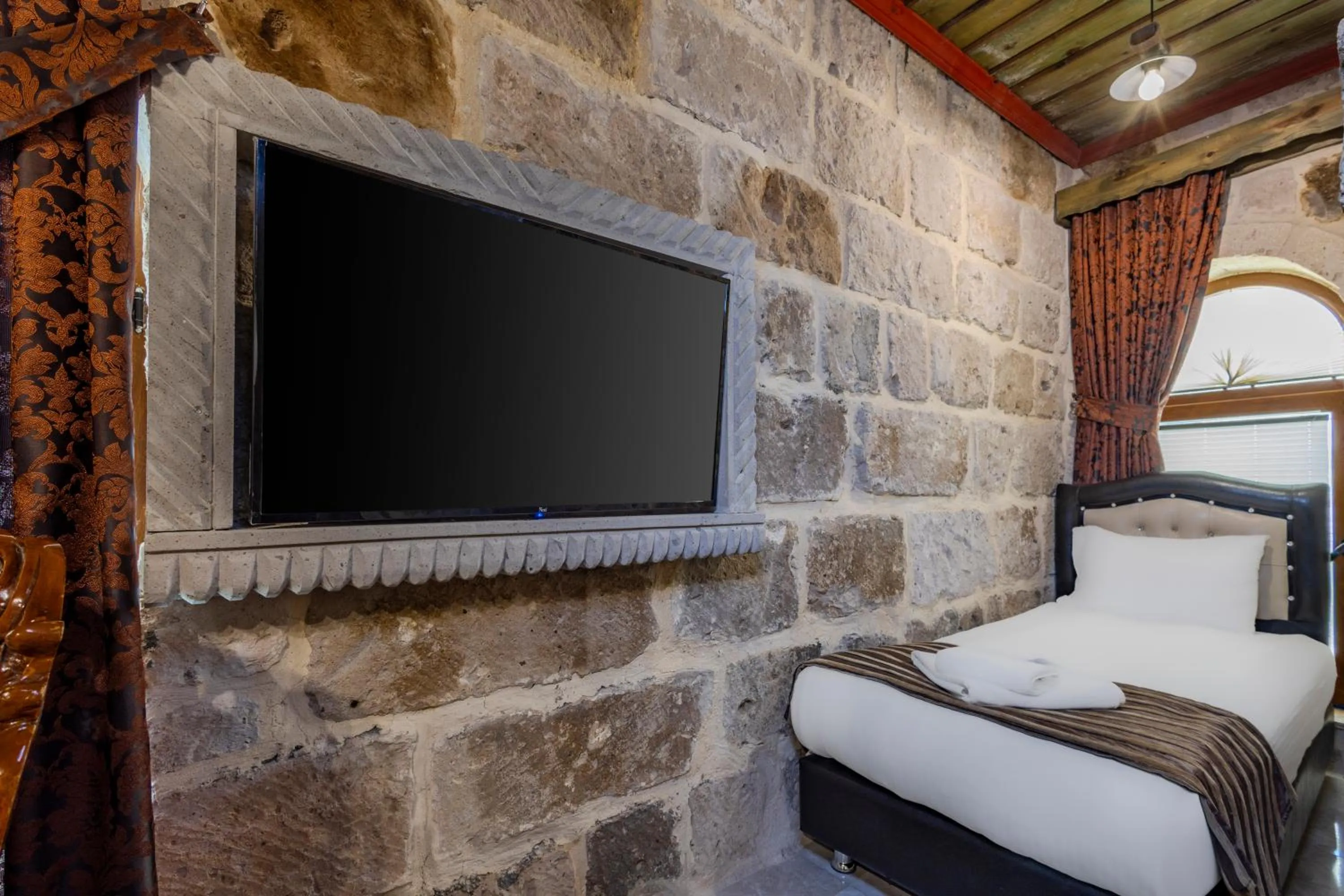 Bed in Kayatas Cave Suites