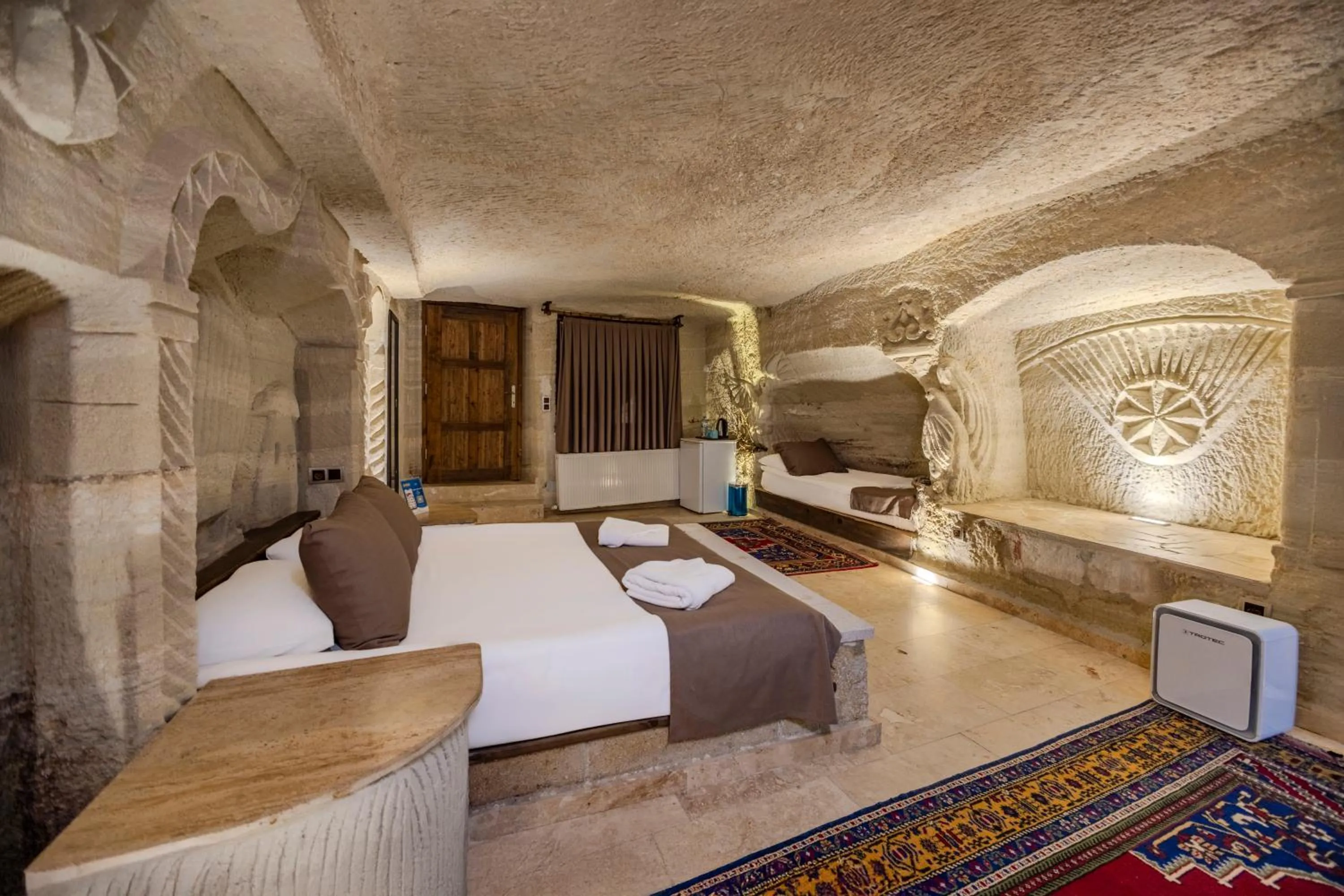 Bed in Kayatas Cave Suites