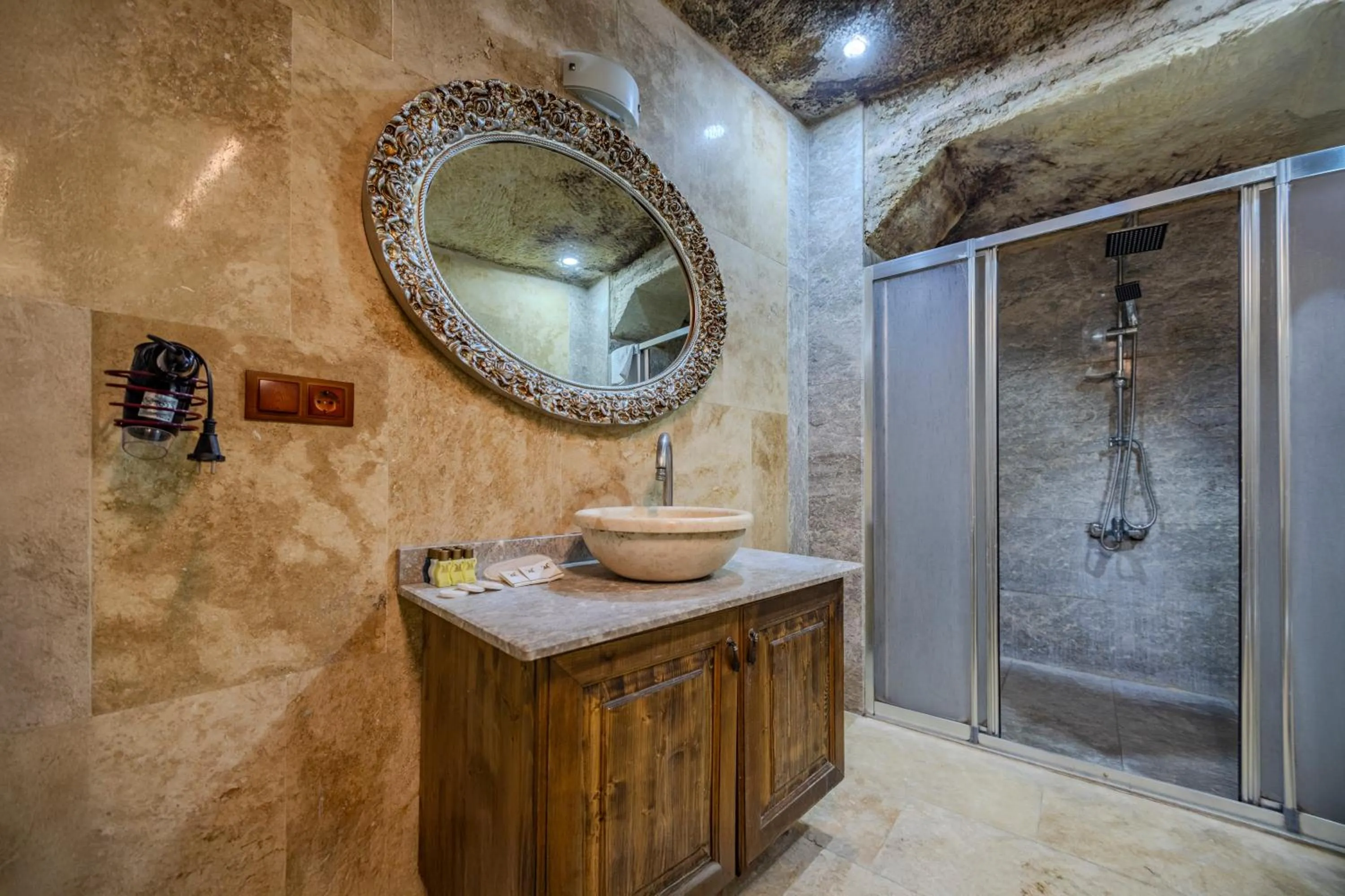 Bathroom in Kayatas Cave Suites