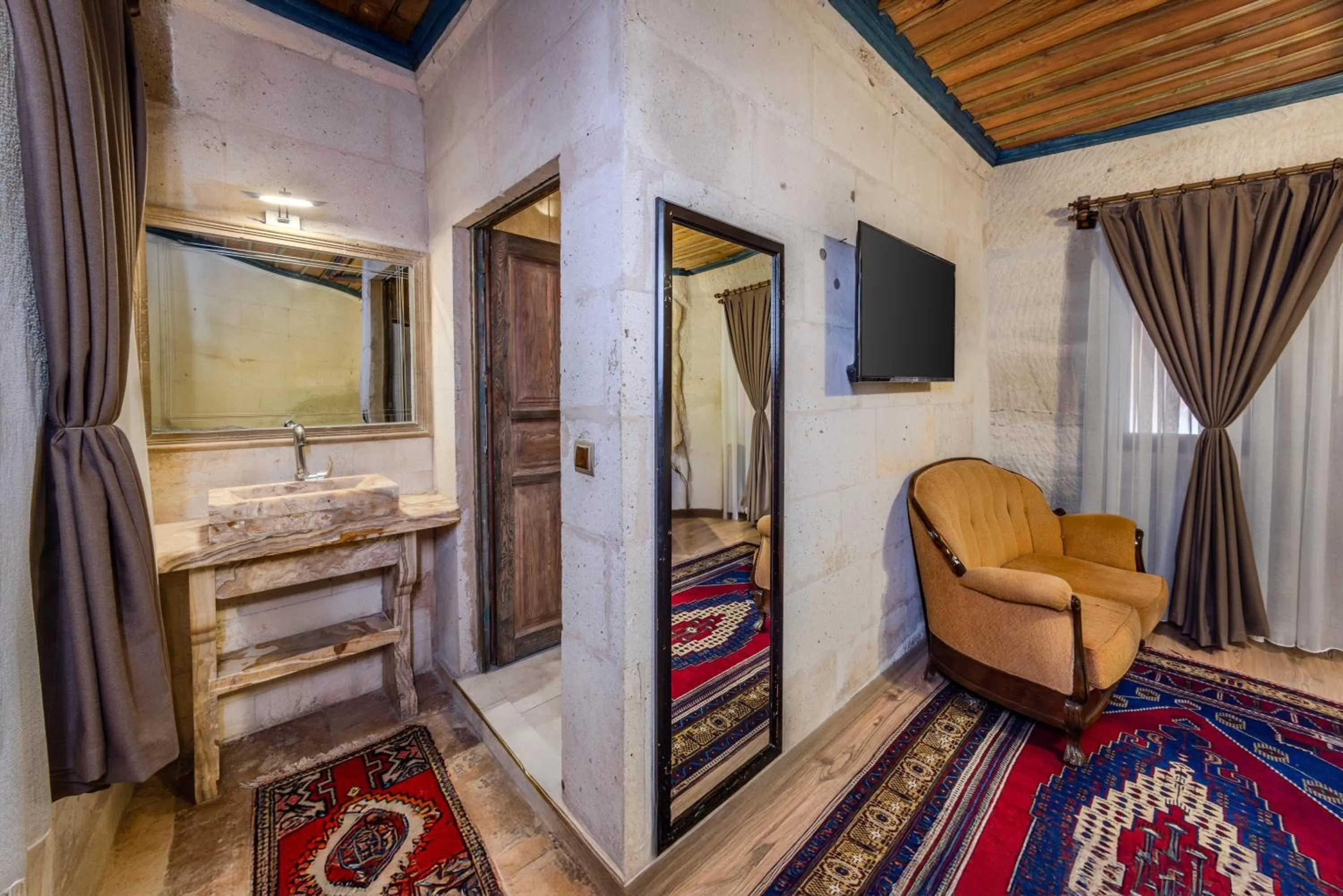 TV and multimedia, Bed in Kayatas Cave Suites