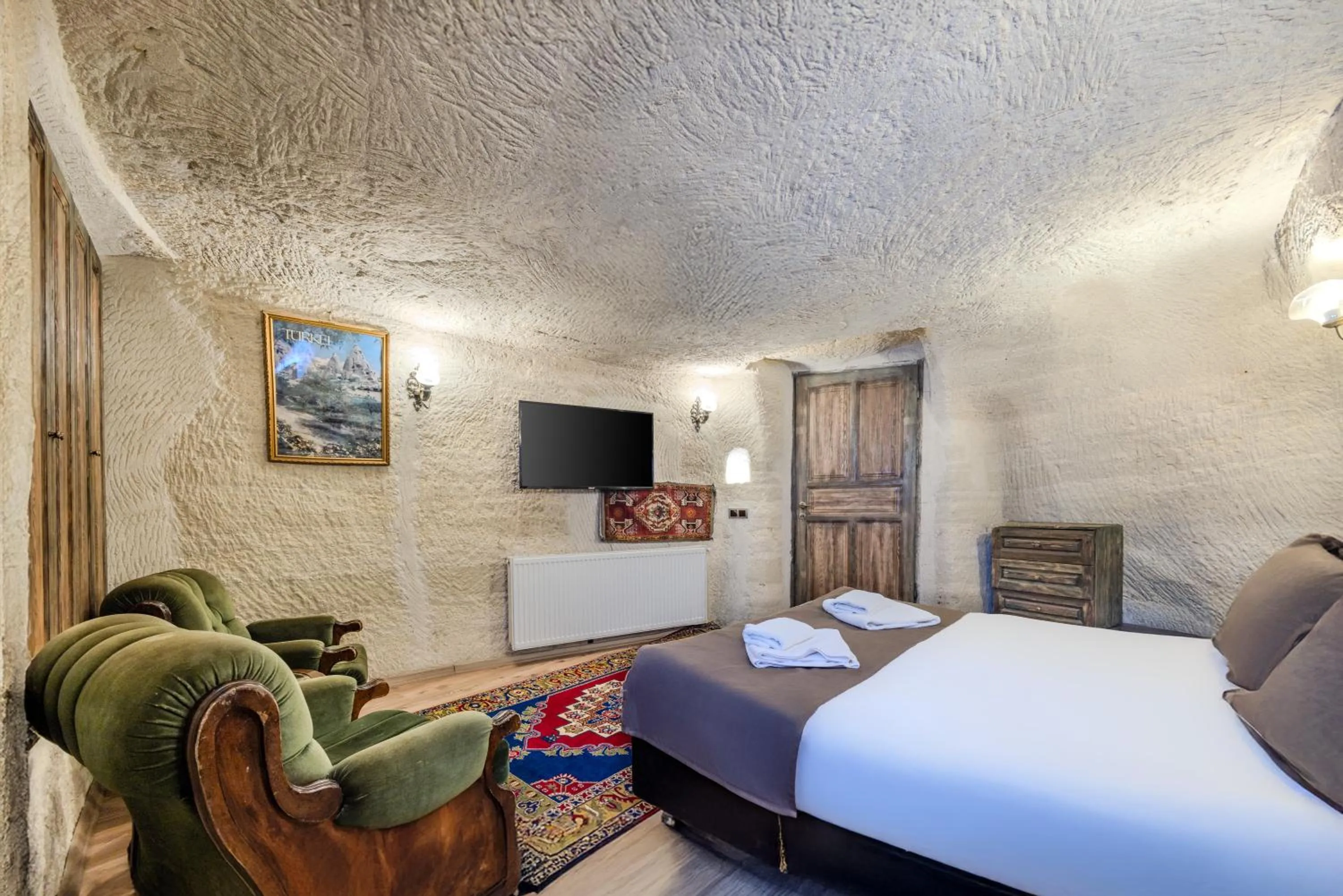 Bed in Kayatas Cave Suites