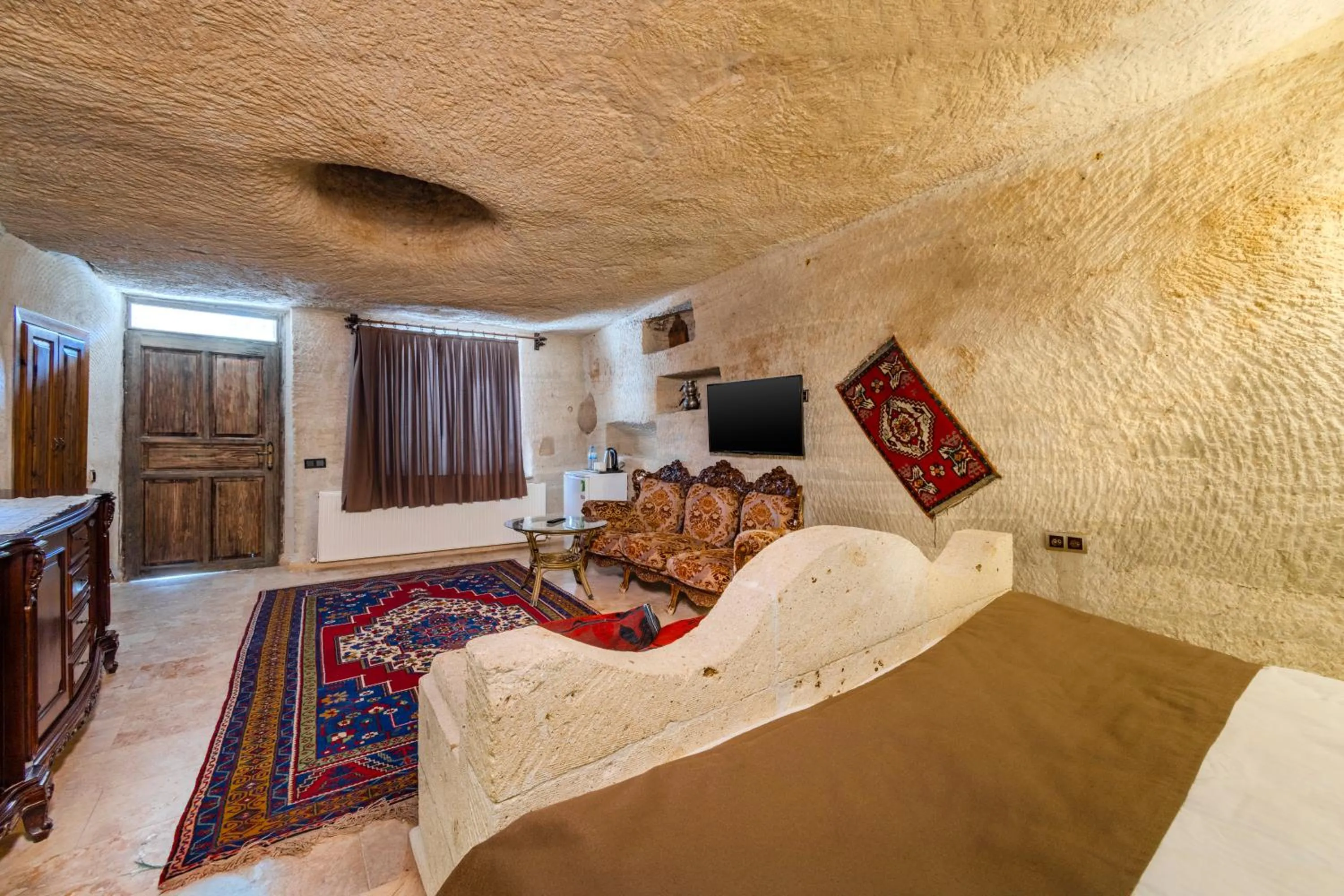Bed in Kayatas Cave Suites