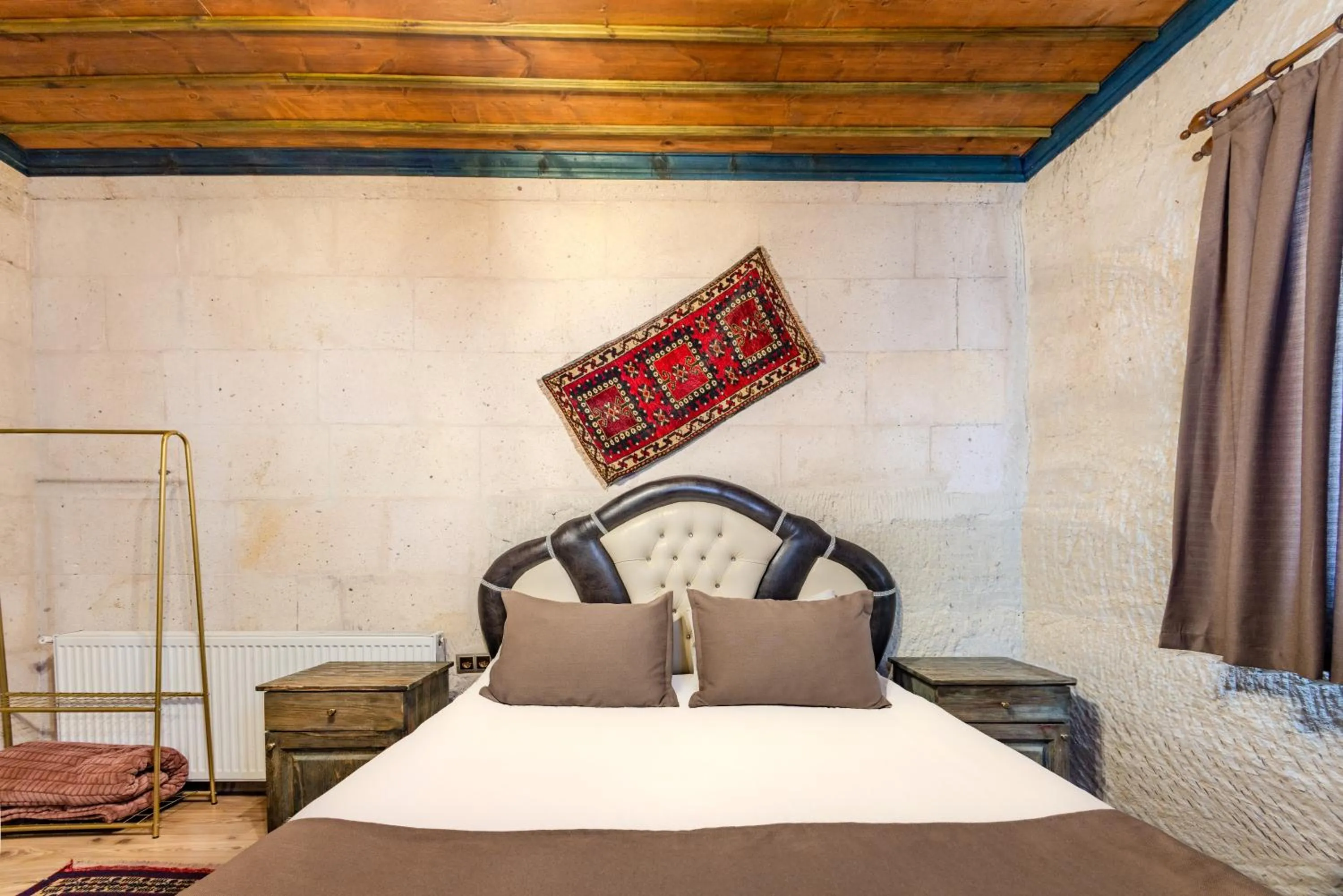 Bed in Kayatas Cave Suites