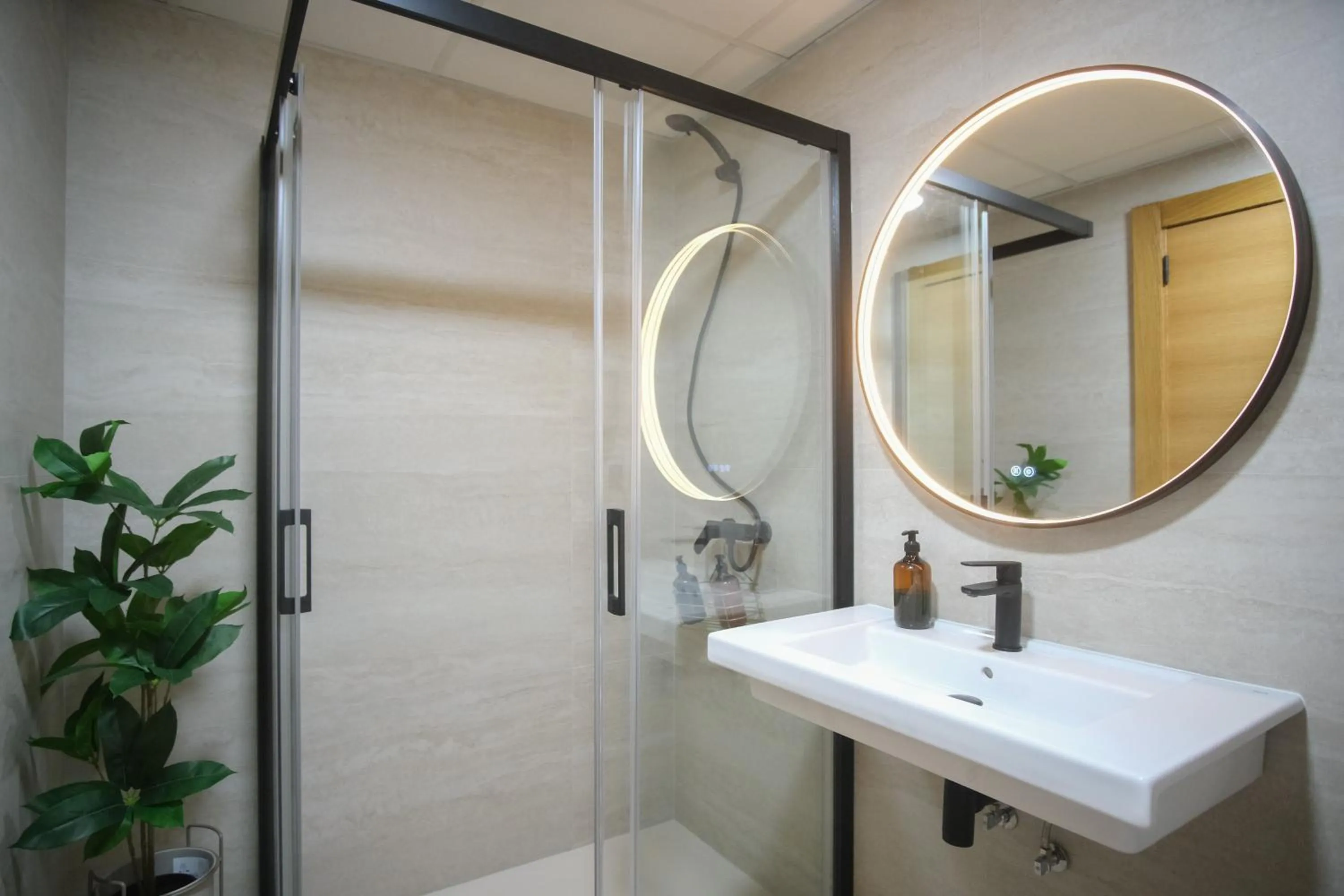 Shower in Urban Rooms Alicante