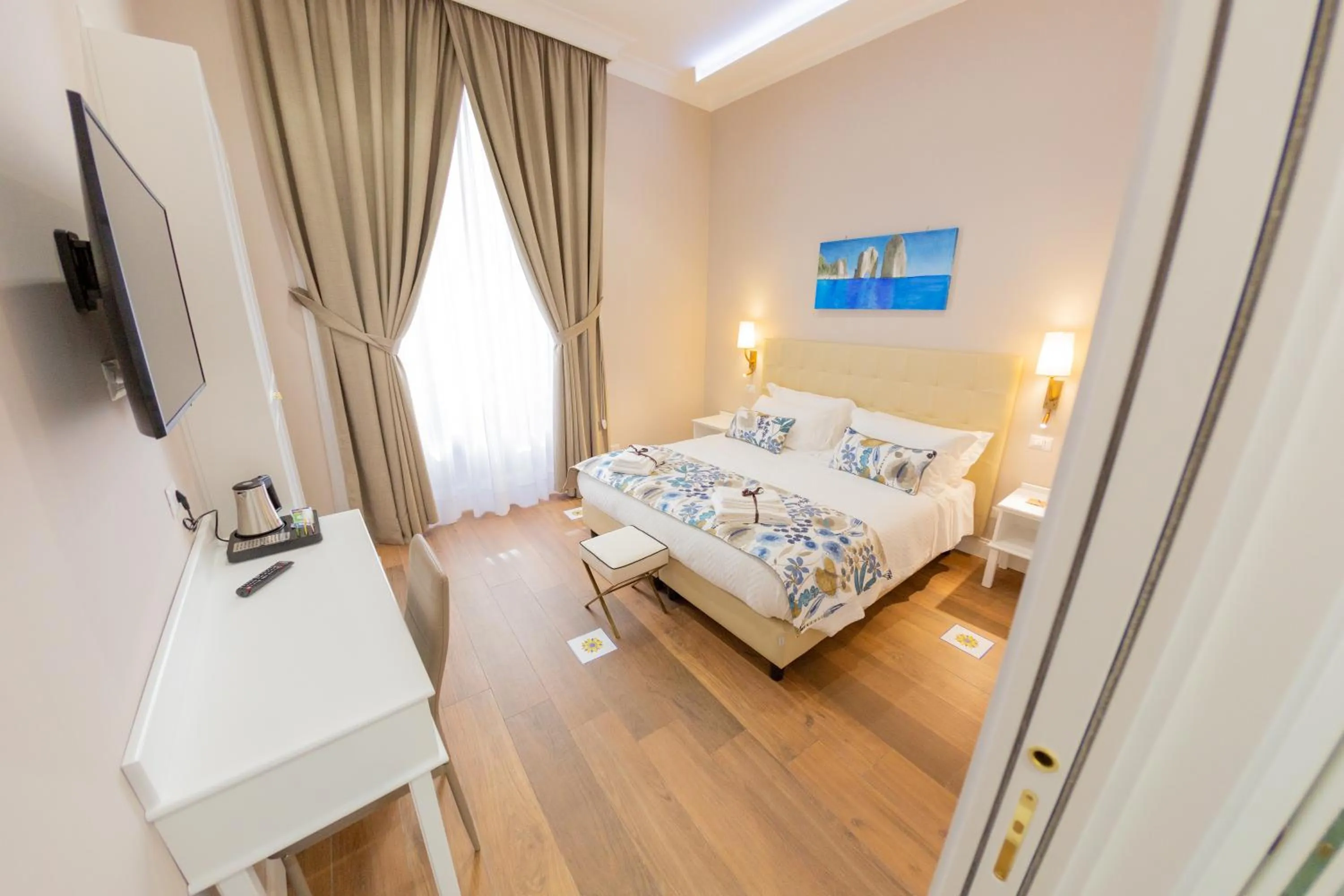 Photo of the whole room, Bed in Suite CuoreNapoletano