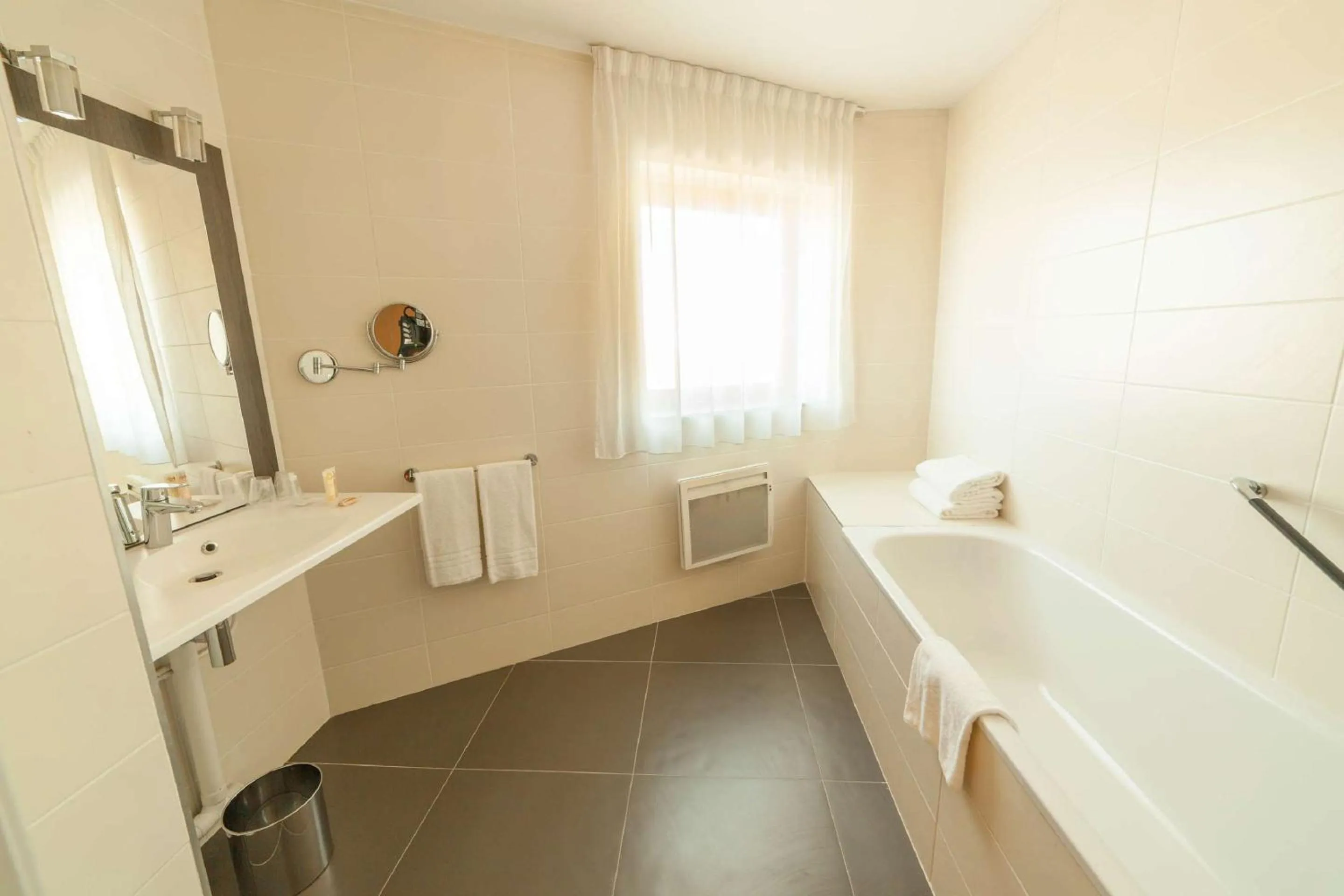 Bathroom in Best Western Plus Evreux Palais Des Congrès