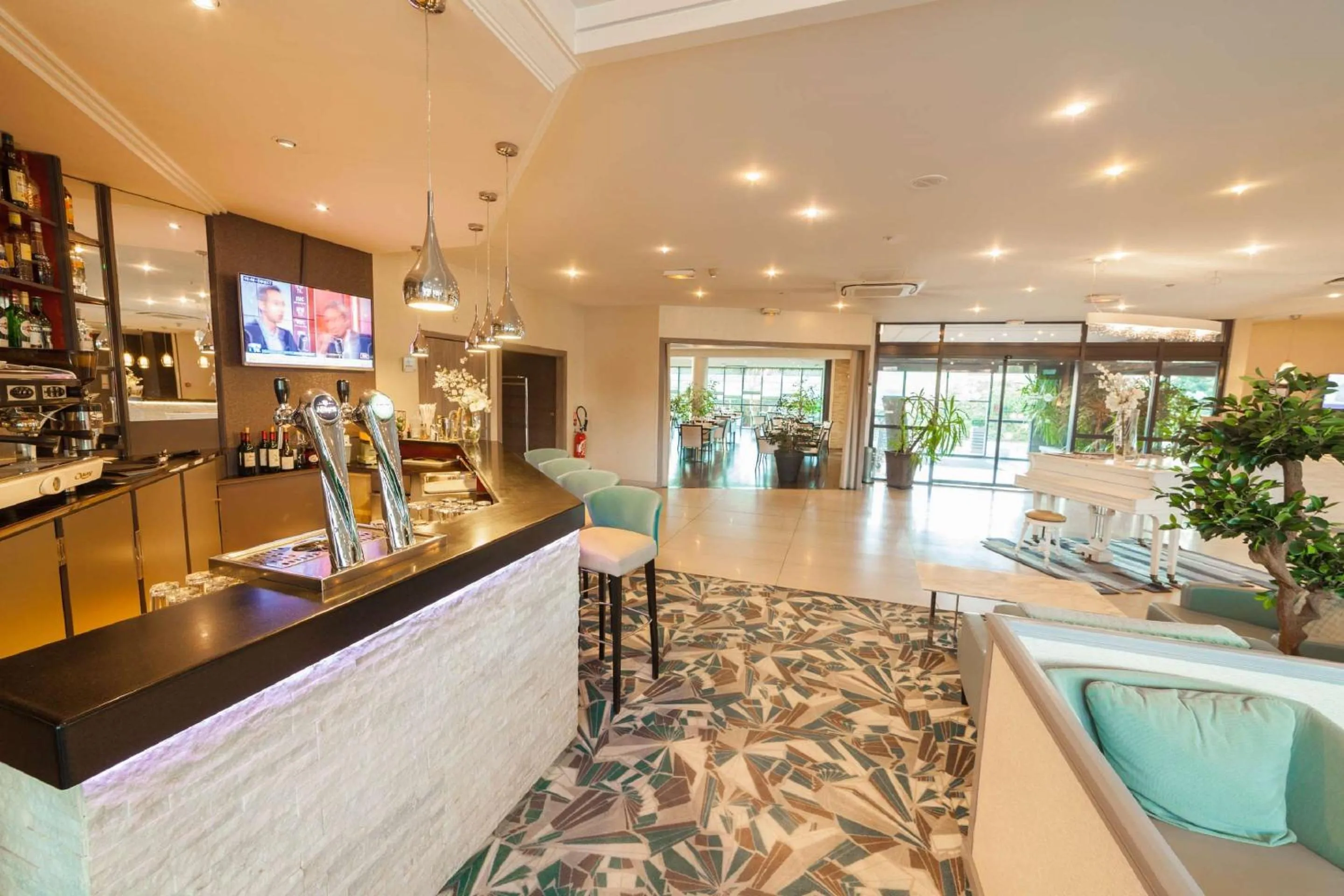 Lounge or bar in Best Western Plus Evreux Palais Des Congrès