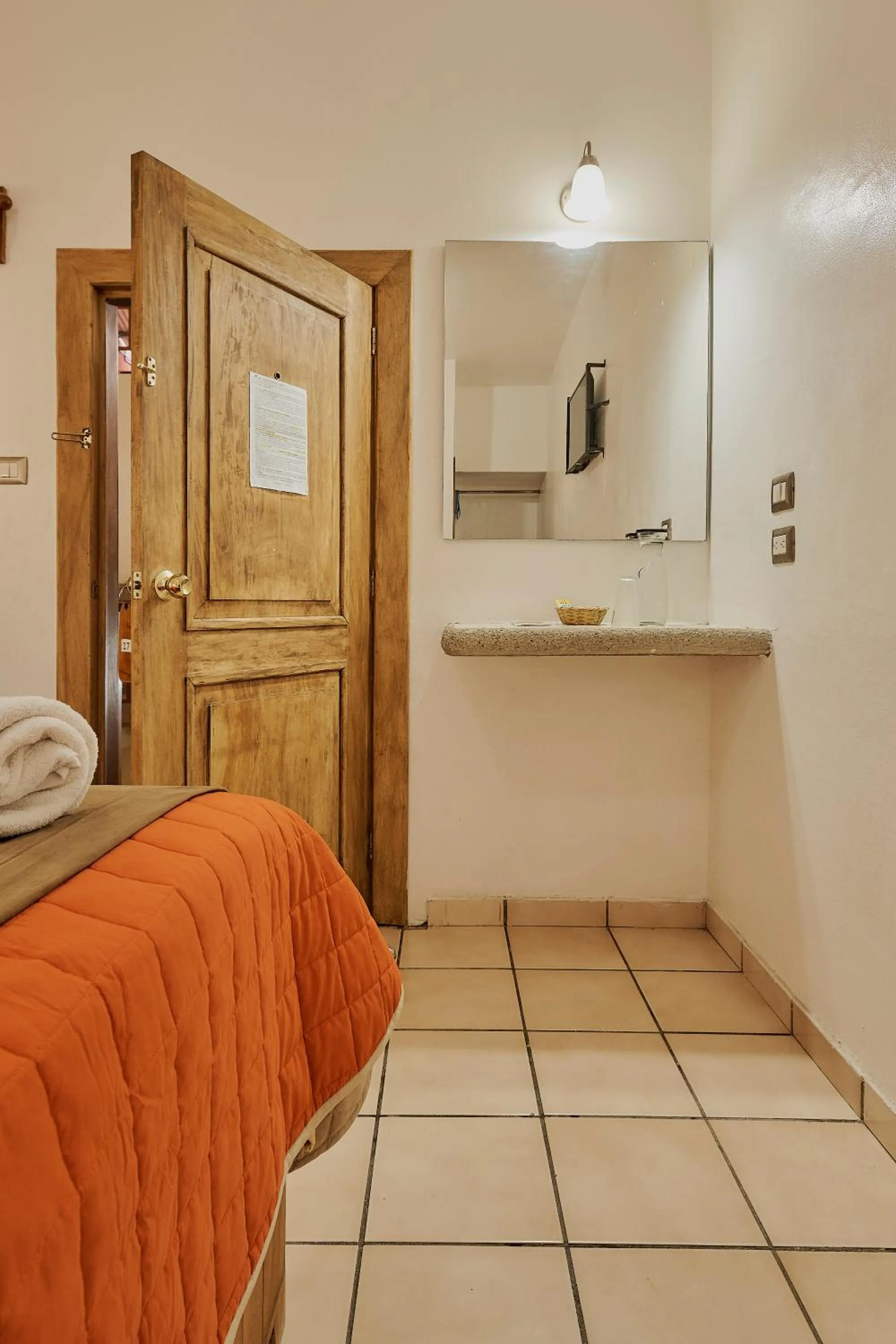 Photo of the whole room in Hotel Cervantino