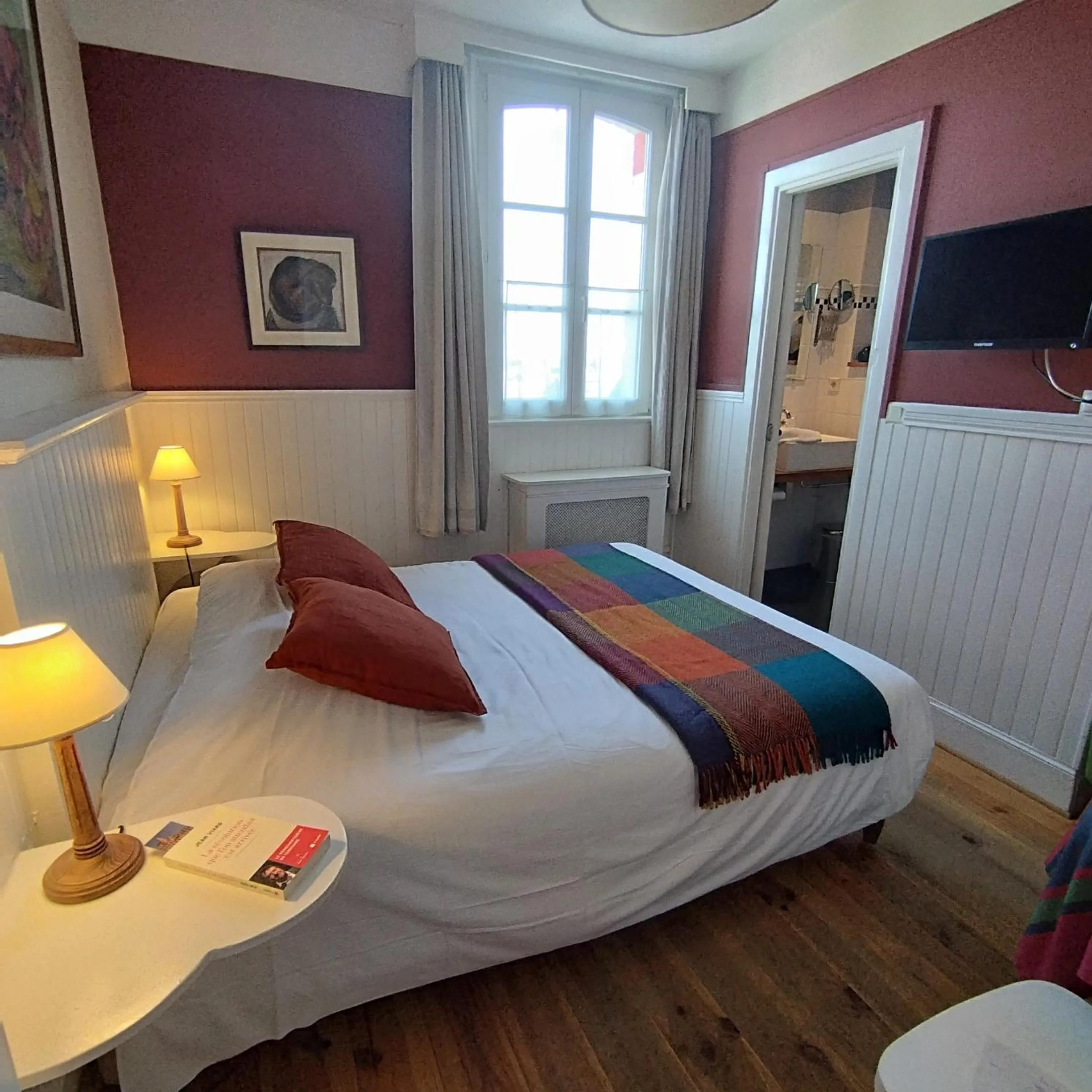 Bed in Hotel Restaurant Les Tourelles