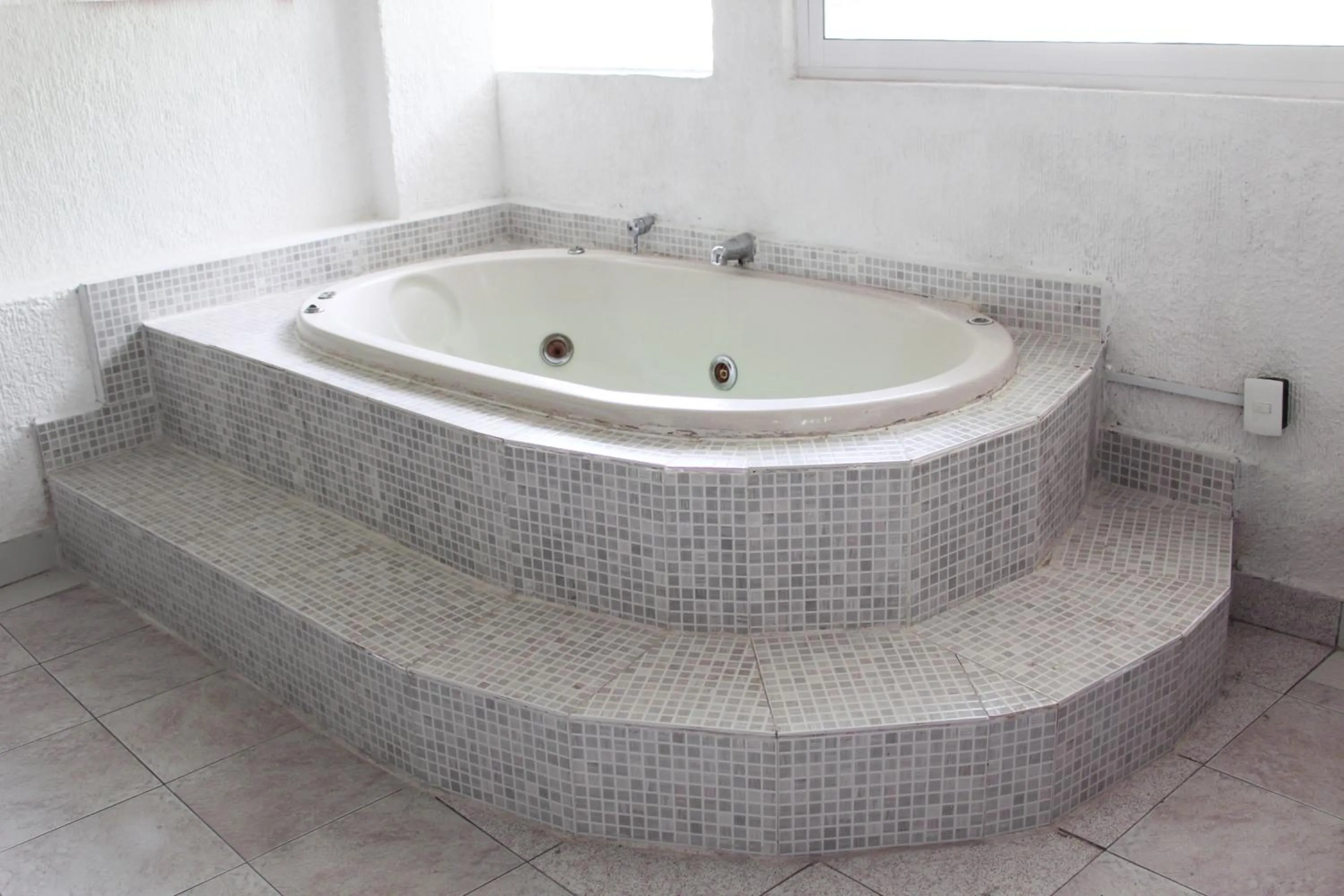 Bath in D'Cesar Hotel Acapulco