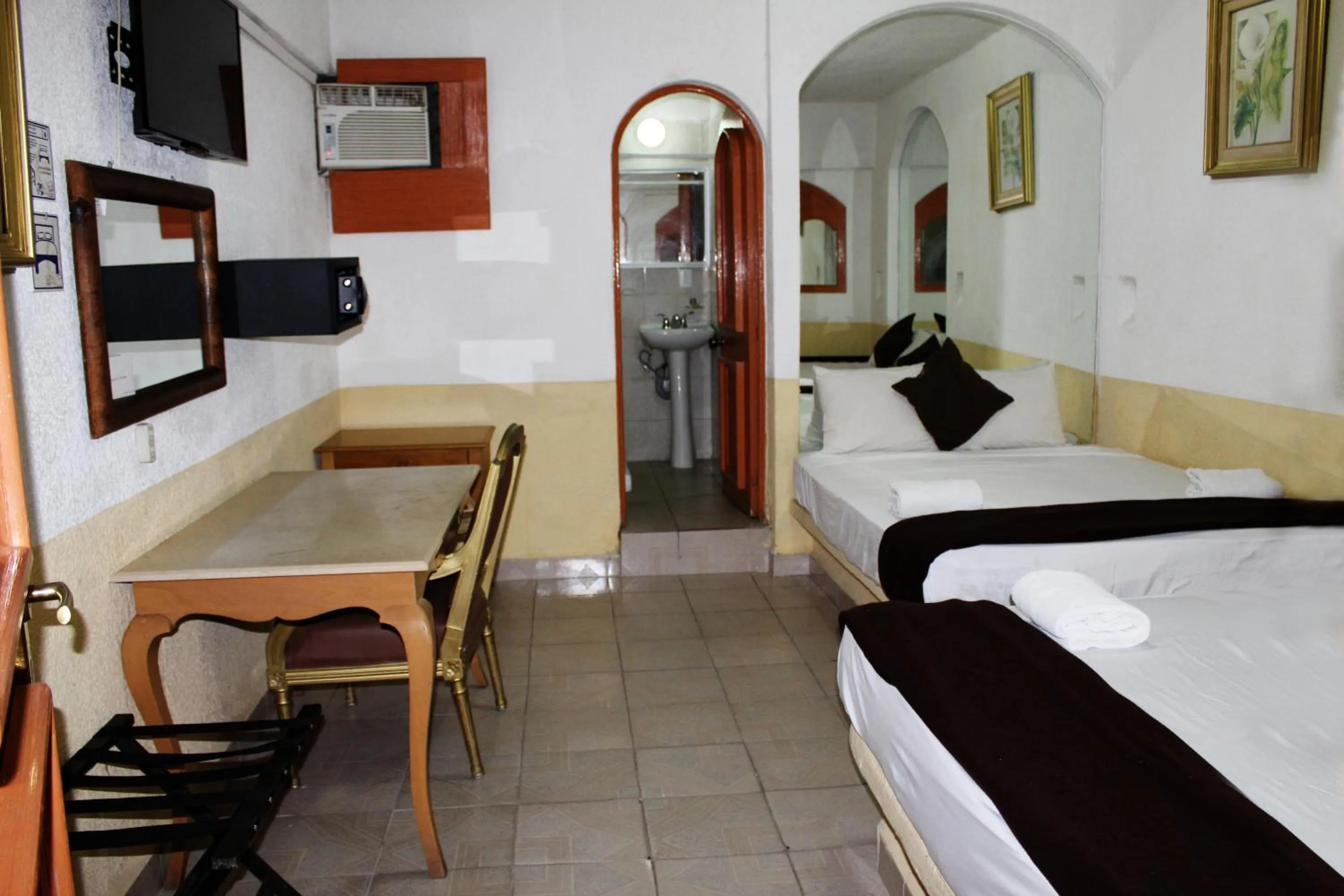 Bed in D'Cesar Hotel Acapulco