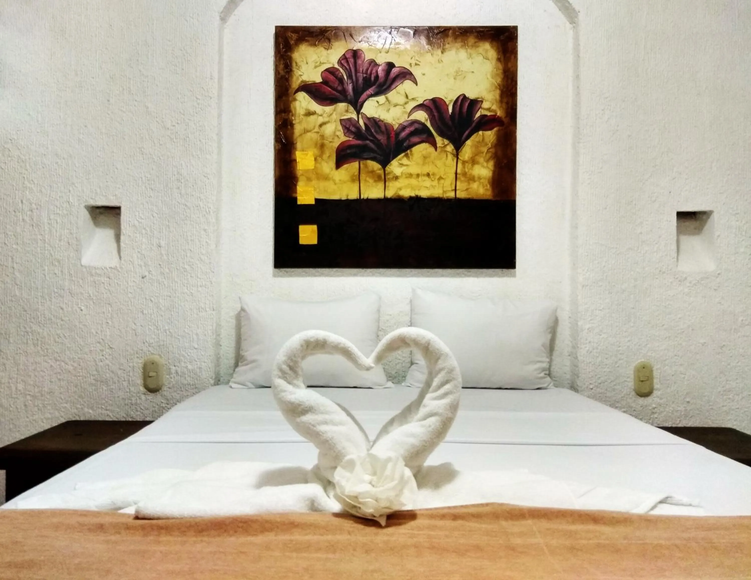 Bed in D'Cesar Hotel Acapulco