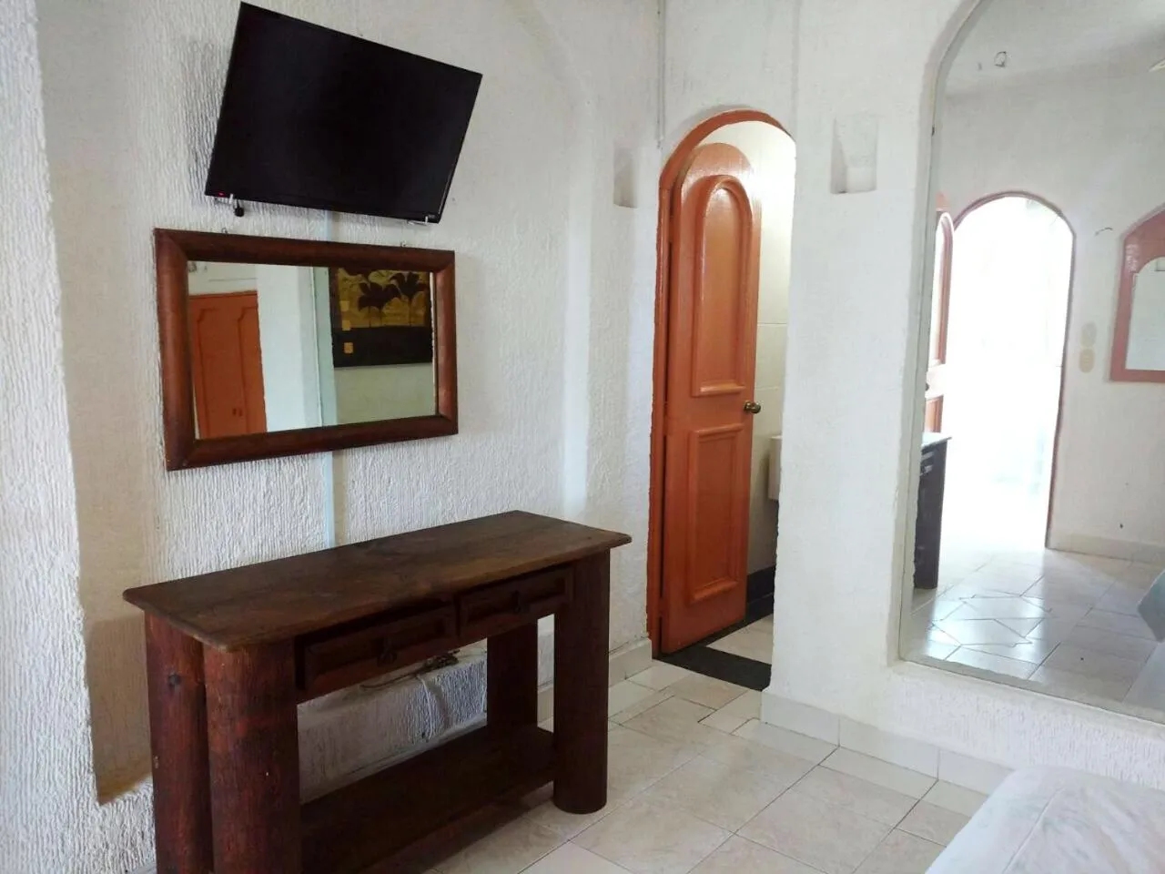 TV and multimedia in D'Cesar Hotel Acapulco