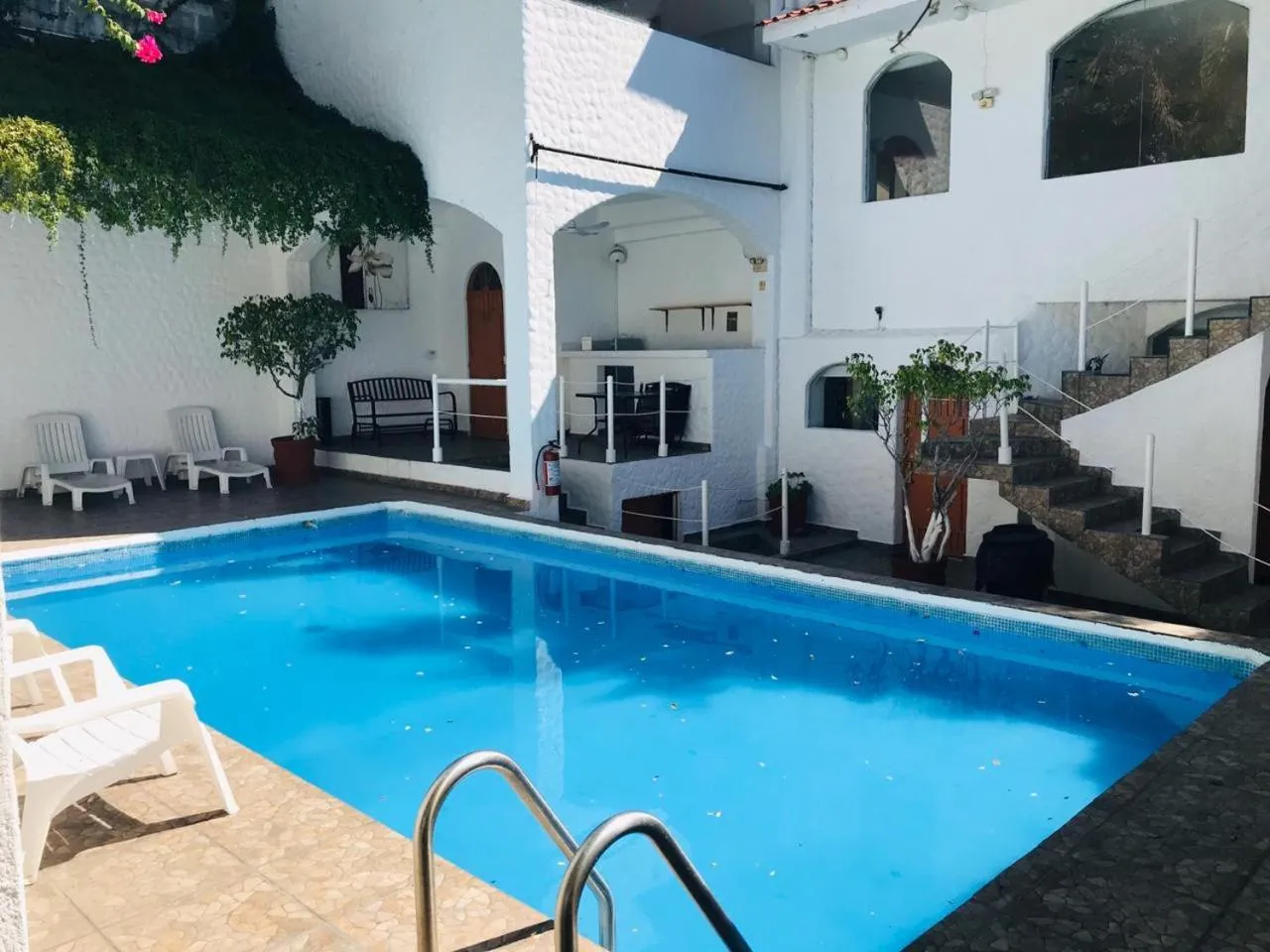 Swimming pool in D'Cesar Hotel Acapulco